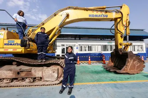 Historias de perseverancia: mujeres desafían prejuicios y destacan en oficios industriales tradicionalmente masculinos
