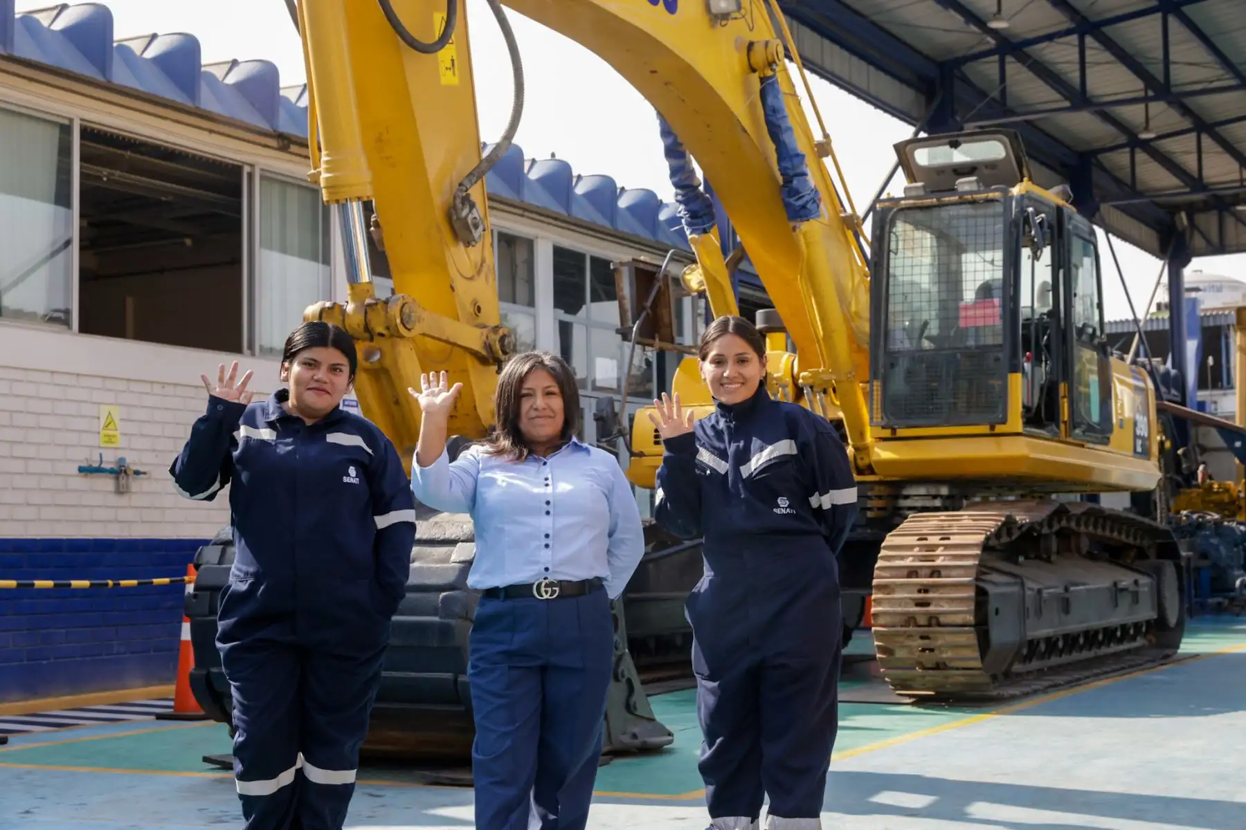 Estudiantes de la carrera de Mantenimiento de Maquinaria Pesada para Construcción participan en sesiones prácticas donde aprenden a operar y revisar equipos de gran tamaño utilizados en obras y proyectos de infraestructura. La formación incluye diagnóstico de fallas, mantenimiento de sistemas mecánicos y manejo de maquinaria especializada. Foto: ANDINA/Luis Iparraguirre
