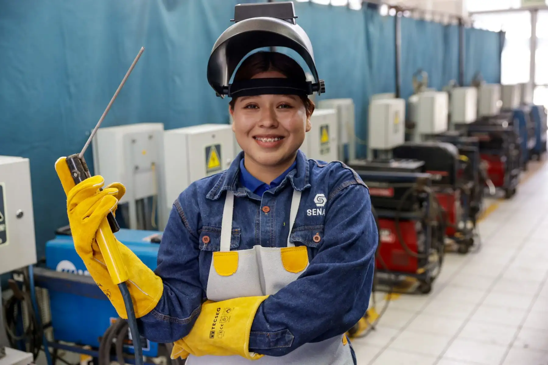 Mayra Flores Pardo, estudiante de Procesos Tecnológicos de Soldadura en Senati, desarrolla prácticas en el taller donde perfecciona técnicas de unión de metales y manejo de equipos especializados. La joven señaló que su interés por esta especialidad nació durante su etapa escolar, cuando tuvo su primer contacto con trabajos de soldadura y descubrió una vocación que hoy busca convertir en su profesión. Foto: ANDINA/Luis Iparraguirre