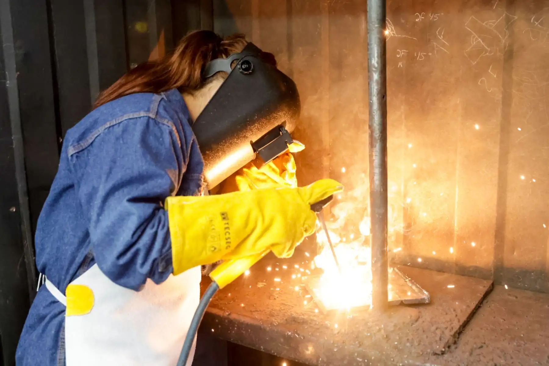 Durante las prácticas de soldadura, los estudiantes trabajan en la elaboración y reparación de estructuras metálicas bajo la supervisión de instructores especializados. En este espacio, Mayra Flores fortalece sus habilidades técnicas mientras se prepara para especializarse en inspección de soldadura y continuar su formación en ingeniería. Foto: ANDINA/Luis Iparraguirre