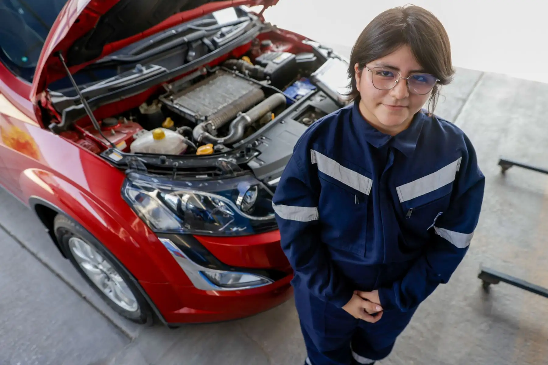 Keylyn Fernández Ortiz, estudiante de Mecánica Automotriz, realiza labores de diagnóstico y mantenimiento de vehículos durante sus prácticas formativas en el Senati. Motivada por su padre, decidió seguir esta carrera técnica y actualmente se prepara para culminar sus estudios con el objetivo de continuar su desarrollo profesional en el ámbito automotriz. Foto: ANDINA/Luis Iparraguirre