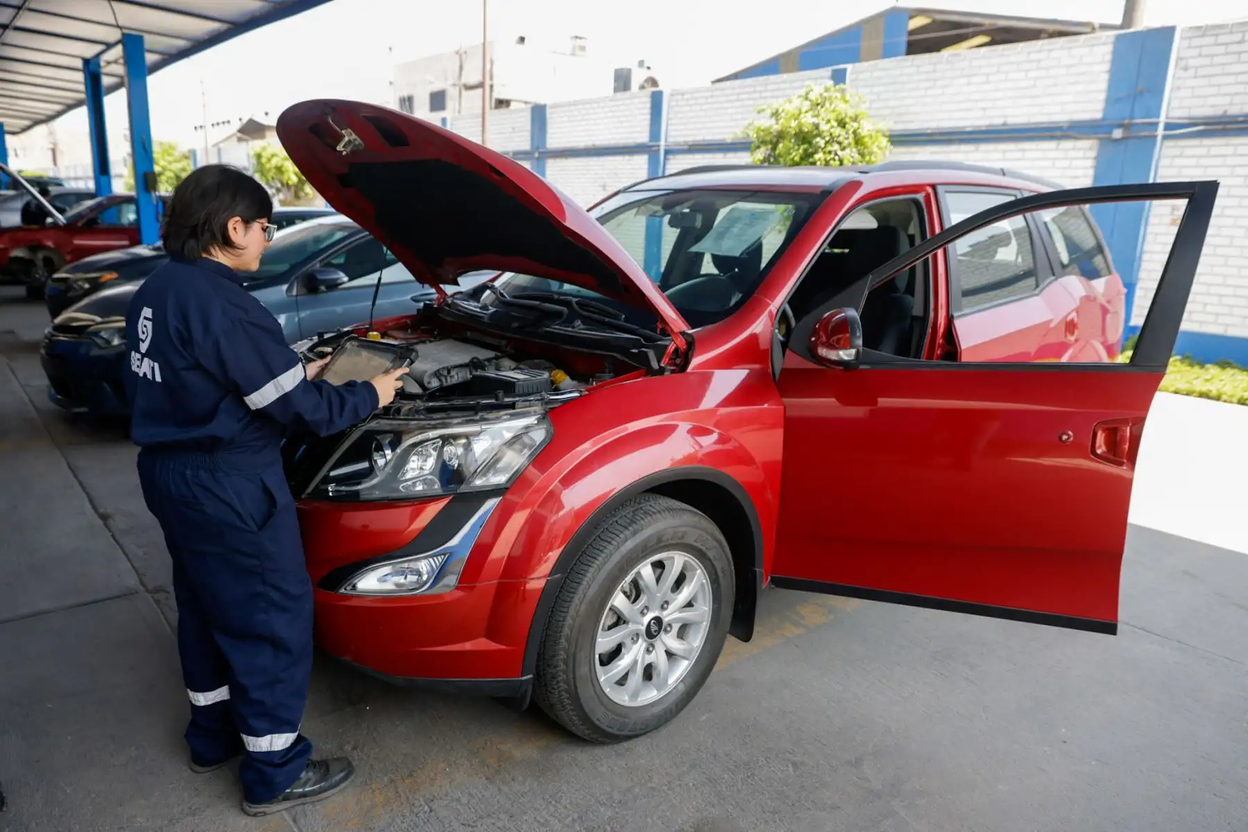 En el taller automotriz del Senati, Keylyn Fernández revisa sistemas mecánicos y participa en procesos de mantenimiento vehicular como parte de su formación técnica. La estudiante señaló que, pese a los prejuicios iniciales, continúa enfocada en culminar su carrera y ampliar sus oportunidades profesionales en el sector. Foto: ANDINA/Luis Iparraguirre