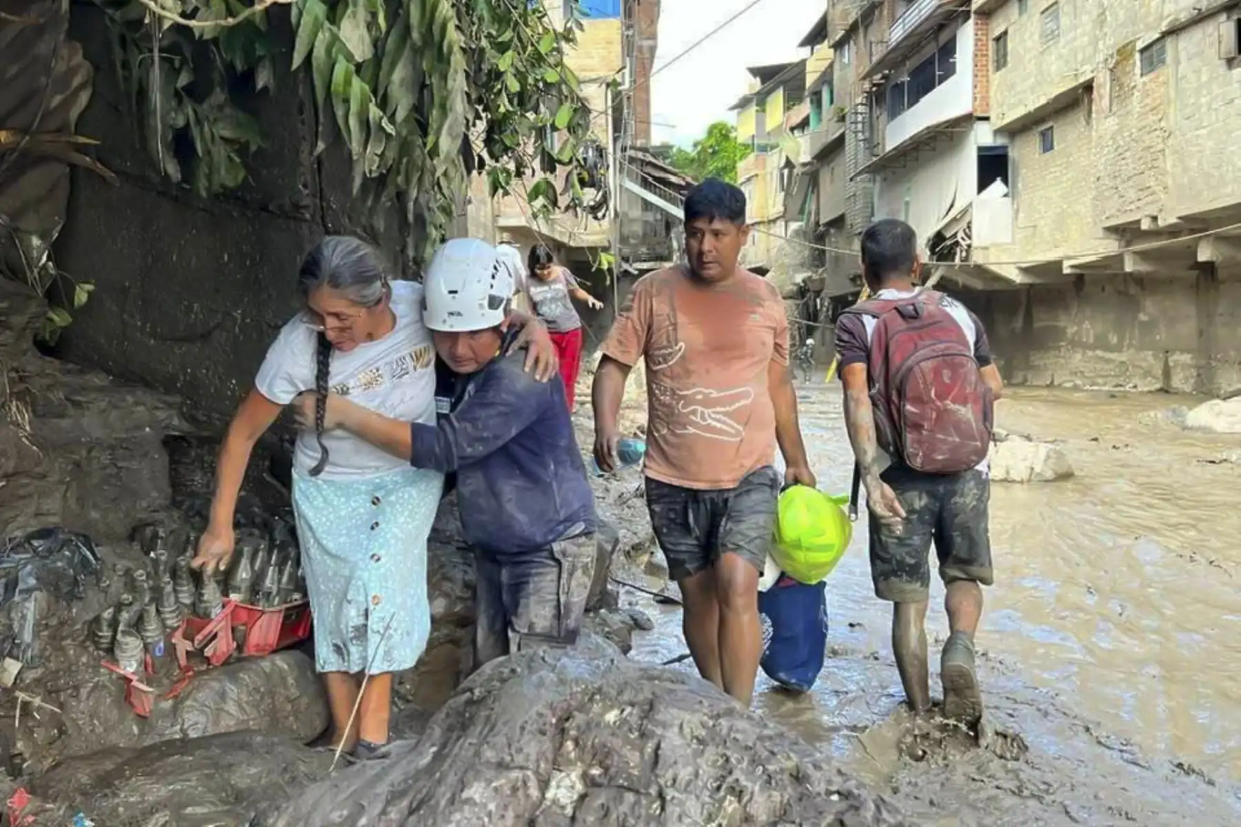 Ministerio de Salud desplegó brigadistas para atender la emergencia en el distrito ayacuchano de Ayna tras el desborde de río que inundó viviendas en San Francisco. ANDINA/Difusión