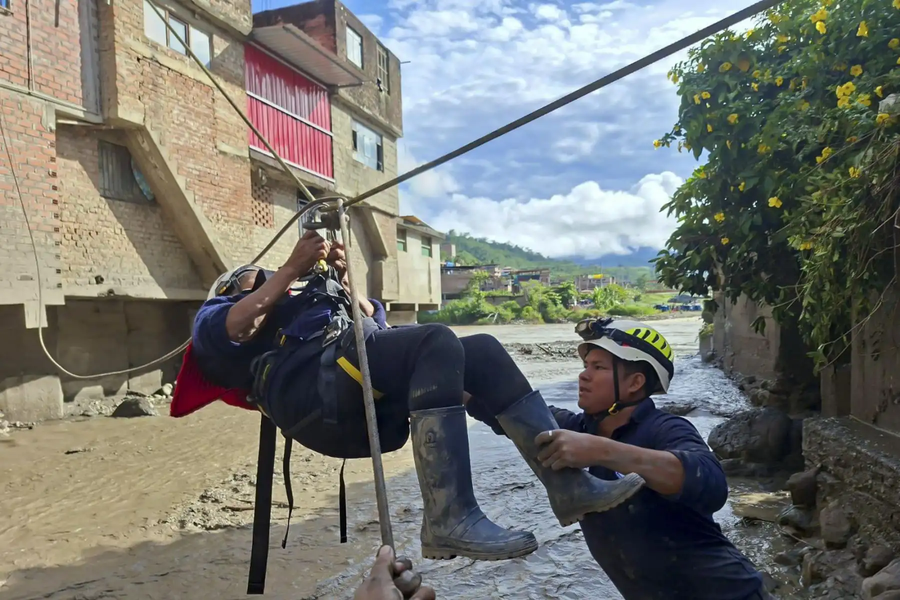 Brigadistas de la Dirección Regional de Salud Ayacucho - DIRESA continúan desplegados en labores de rescate y apoyo a la población afectada tras el desborde del río Sankirhuato, en el distrito de Ayna.

Foto: ANDINA/Difusión