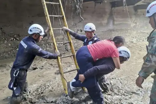 Brigadistas de la Dirección Regional de Salud Ayacucho - DIRESA continúan desplegados en labores de rescate y apoyo a la población afectada tras el desborde del río Sankirhuato, en el distrito de Ayna. Foto: ANDINA/Difusión
