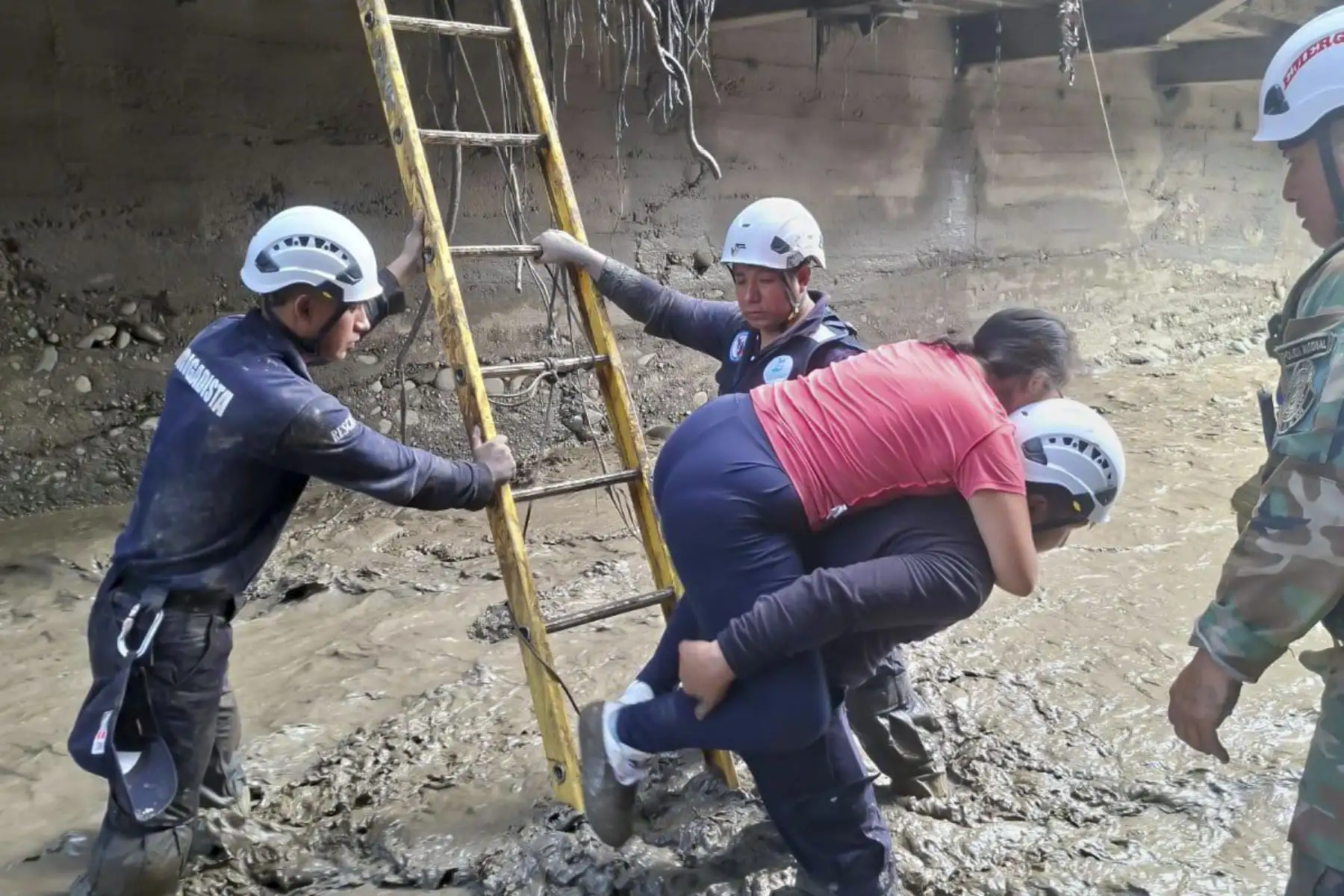 Brigadistas de la Dirección Regional de Salud Ayacucho - DIRESA continúan desplegados en labores de rescate y apoyo a la población afectada tras el desborde del río Sankirhuato, en el distrito de Ayna. Foto: ANDINA/Difusión
