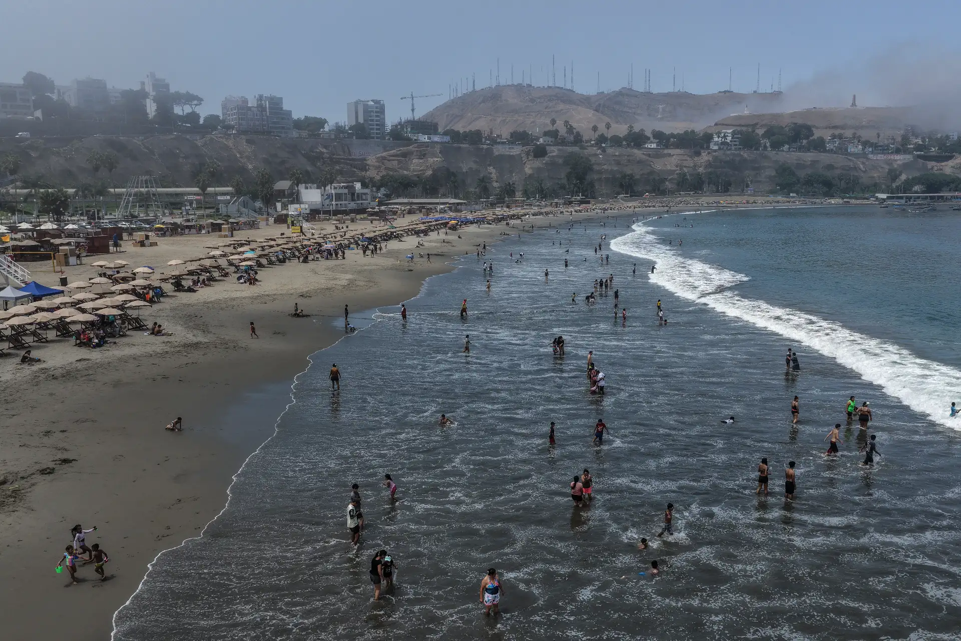 Las altas temperaturas que se registran en Lima llevan a numerosos veraneantes a acudir a las playas de la Costa Verde para mitigar el intenso calor. Decenas de personas aprovechan la jornada para refrescarse en el mar y disfrutar del sol en el litoral limeño. Foto: ANDINA/Jhonel Rodríguez Robles