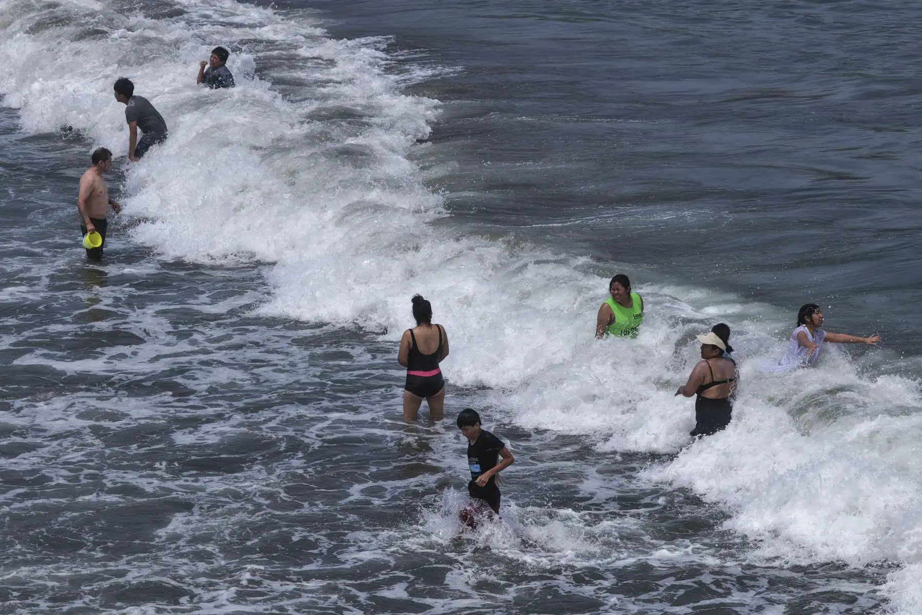 Las altas temperaturas que se registran en Lima llevan a numerosos veraneantes a acudir a las playas de la Costa Verde para mitigar el intenso calor. Decenas de personas aprovechan la jornada para refrescarse en el mar y disfrutar del sol en el litoral limeño. Foto: ANDINA/Jhonel Rodríguez Robles