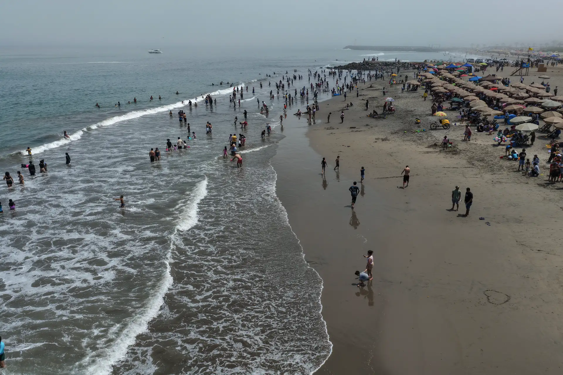 Las altas temperaturas que se registran en Lima llevan a numerosos veraneantes a acudir a las playas de la Costa Verde para mitigar el intenso calor. Decenas de personas aprovechan la jornada para refrescarse en el mar y disfrutar del sol en el litoral limeño. Foto: ANDINA/Jhonel Rodríguez Robles