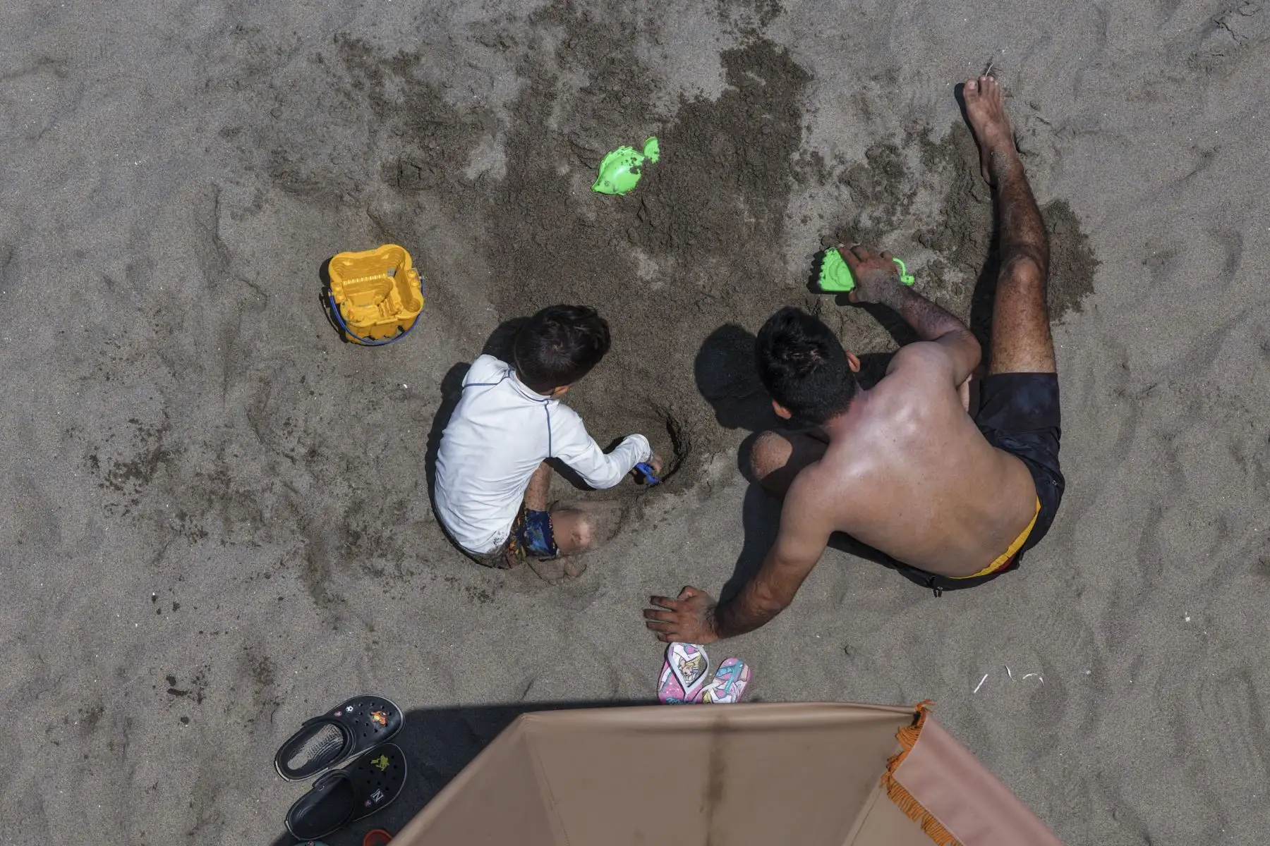 Las altas temperaturas que se registran en Lima llevan a numerosos veraneantes a acudir a las playas de la Costa Verde para mitigar el intenso calor. Decenas de personas aprovechan la jornada para refrescarse en el mar y disfrutar del sol en el litoral limeño. Foto: ANDINA/Jhonel Rodríguez Robles