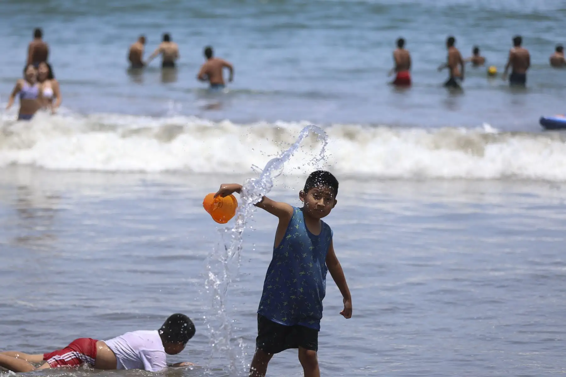 Las altas temperaturas que se registran en Lima llevan a numerosos veraneantes a acudir a las playas de la Costa Verde para mitigar el intenso calor. Decenas de personas aprovechan la jornada para refrescarse en el mar y disfrutar del sol en el litoral limeño. Foto: ANDINA/Jhonel Rodríguez Robles
