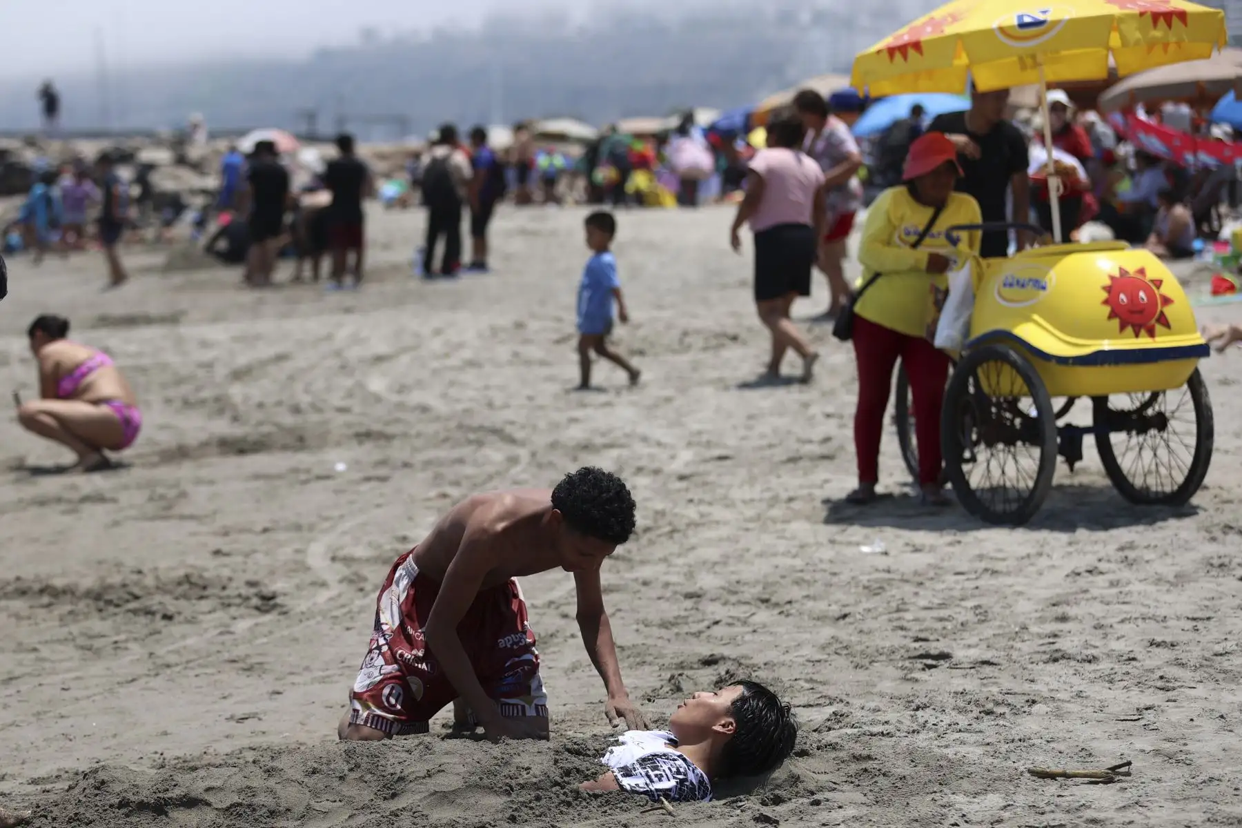 Las altas temperaturas que se registran en Lima llevan a numerosos veraneantes a acudir a las playas de la Costa Verde para mitigar el intenso calor. Decenas de personas aprovechan la jornada para refrescarse en el mar y disfrutar del sol en el litoral limeño. Foto: ANDINA/Jhonel Rodríguez Robles