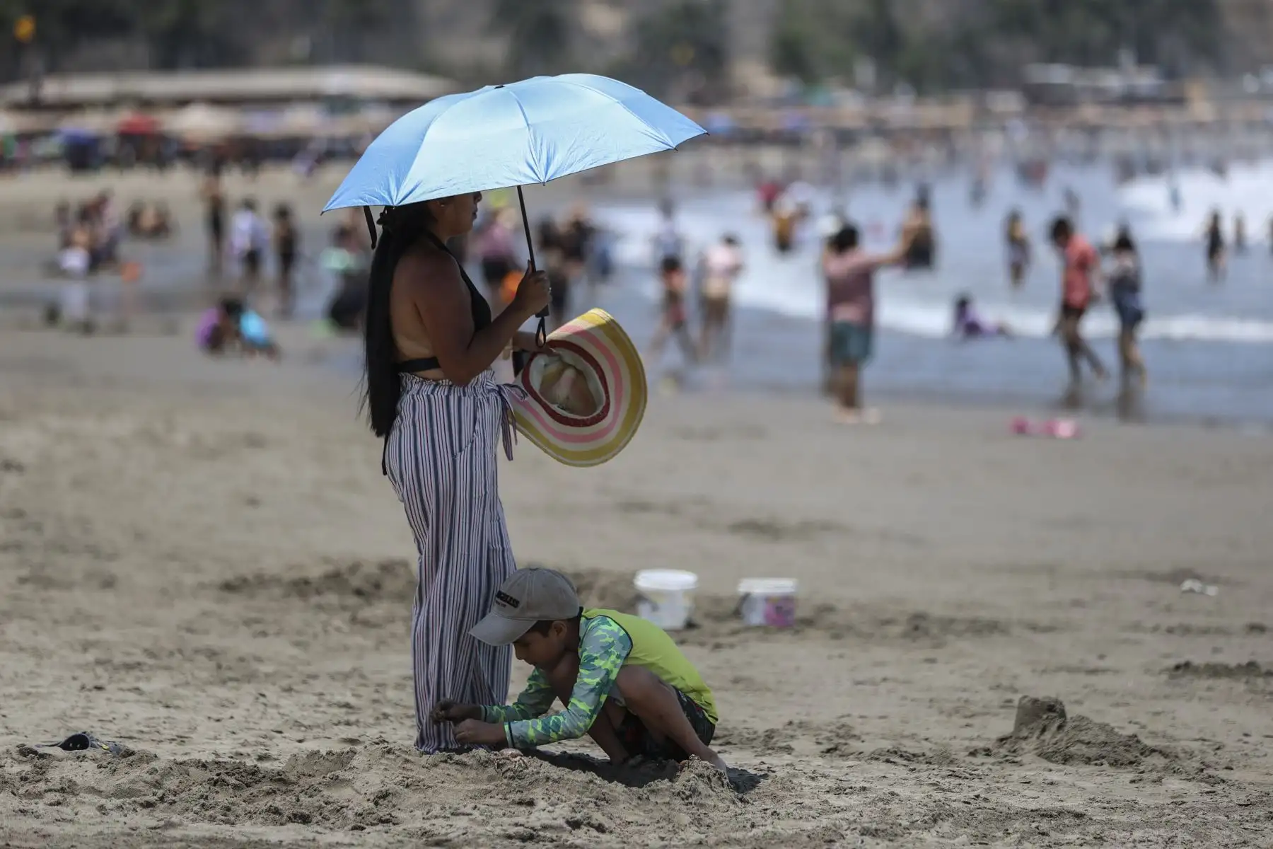 Las altas temperaturas que se registran en Lima llevan a numerosos veraneantes a acudir a las playas de la Costa Verde para mitigar el intenso calor. Decenas de personas aprovechan la jornada para refrescarse en el mar y disfrutar del sol en el litoral limeño. Foto: ANDINA/Jhonel Rodríguez Robles