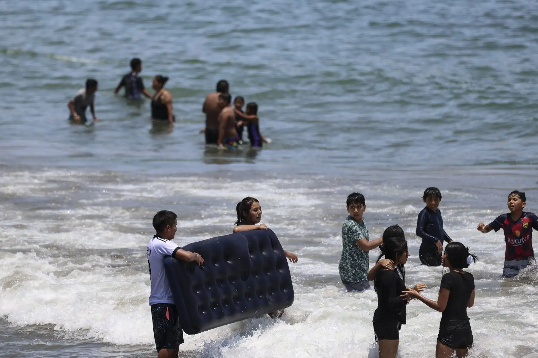 Las altas temperaturas que se registran en Lima llevan a numerosos veraneantes a acudir a las playas de la Costa Verde para mitigar el intenso calor. Decenas de personas aprovechan la jornada para refrescarse en el mar y disfrutar del sol en el litoral limeño. Foto: ANDINA/Jhonel Rodríguez Robles