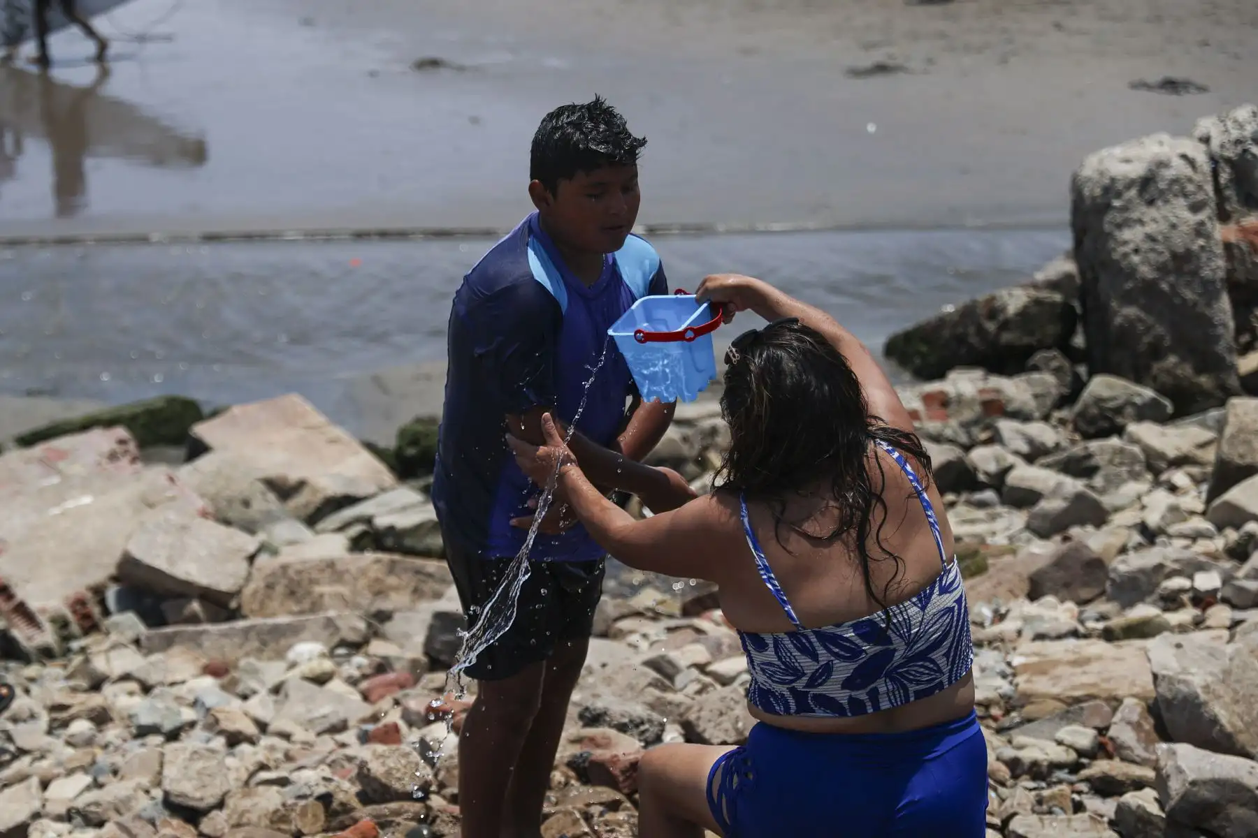 Las altas temperaturas que se registran en Lima llevan a numerosos veraneantes a acudir a las playas de la Costa Verde para mitigar el intenso calor. Decenas de personas aprovechan la jornada para refrescarse en el mar y disfrutar del sol en el litoral limeño. Foto: ANDINA/Jhonel Rodríguez Robles