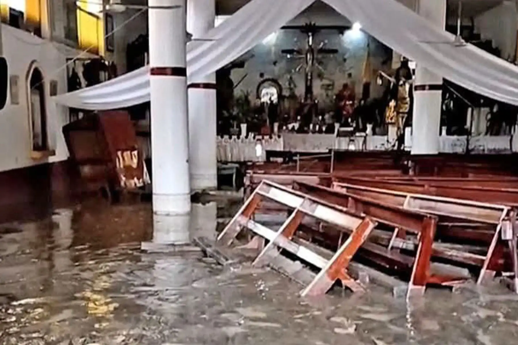 El lodo también alcanzó espacios comunitarios, incluida la parroquia de San Francisco, donde se registraron daños y acumulación de escombros. Foto: Difusión
