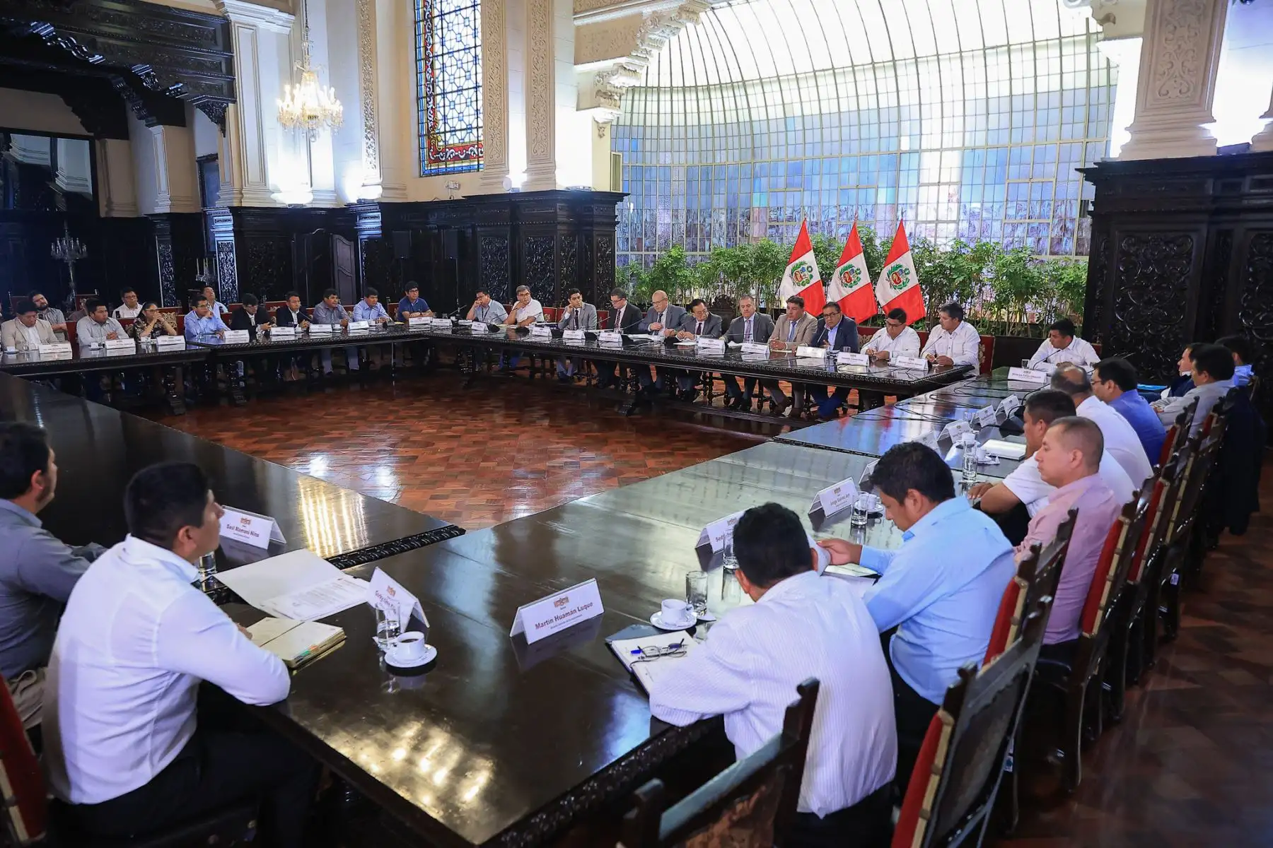 El presidente de la república, José María Balcázar, se reunió con representantes de Mancomunidad de La Convención en la región de Cusco y otras entidades ediles de Apurímac y Madre de Dios para revisar la continuidad de obras y evaluar nuevos proyectos que impulsen el desarrollo local. Foto: ANDINA/Prensa Presidencia