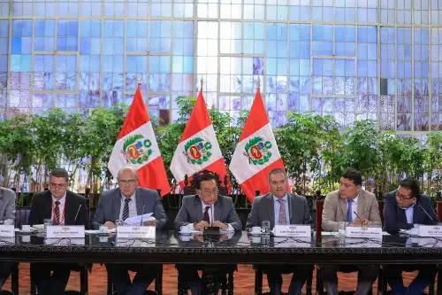 El presidente de la república, José María Balcázar, se reunió con representantes de Mancomunidad de La Convención en la región de Cusco y otras entidades ediles de Apurímac y Madre de Dios para revisar la continuidad de obras y evaluar nuevos proyectos que impulsen el desarrollo local. Foto: ANDINA/Prensa Presidencia