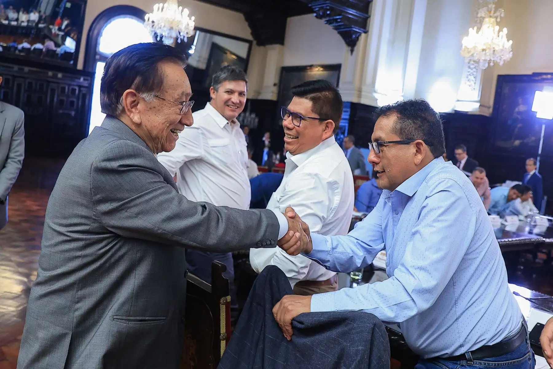 El presidente de la república, José María Balcázar, se reunió con representantes de Mancomunidad de La Convención en la región de Cusco y otras entidades ediles de Apurímac y Madre de Dios para revisar la continuidad de obras y evaluar nuevos proyectos que impulsen el desarrollo local. Foto: ANDINA/Prensa Presidencia