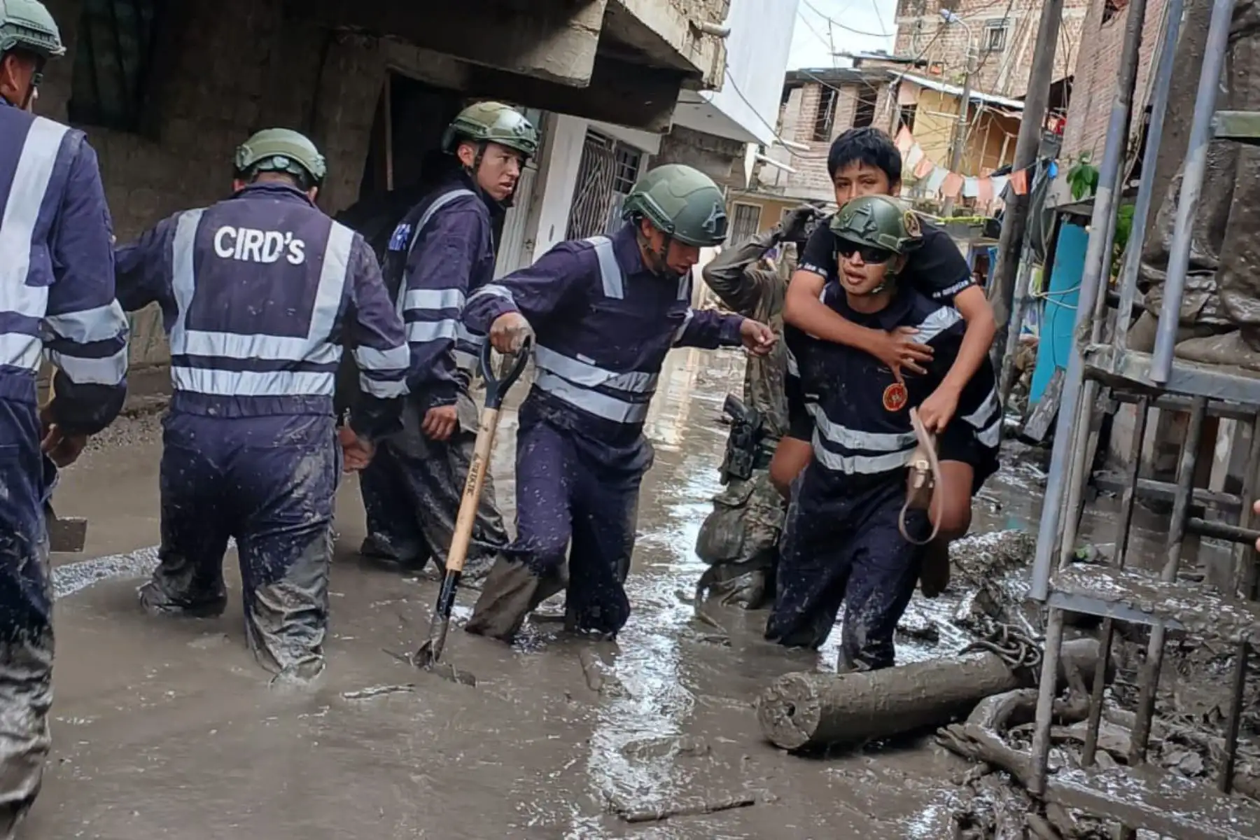 En Ayna, Ayacucho, nuestras Fuerzas Armadas trabajan sin descanso para rescatar, evacuar y ayudar a las familias que hoy lo han perdido casi todo. Foto: ANDINA/Difusión