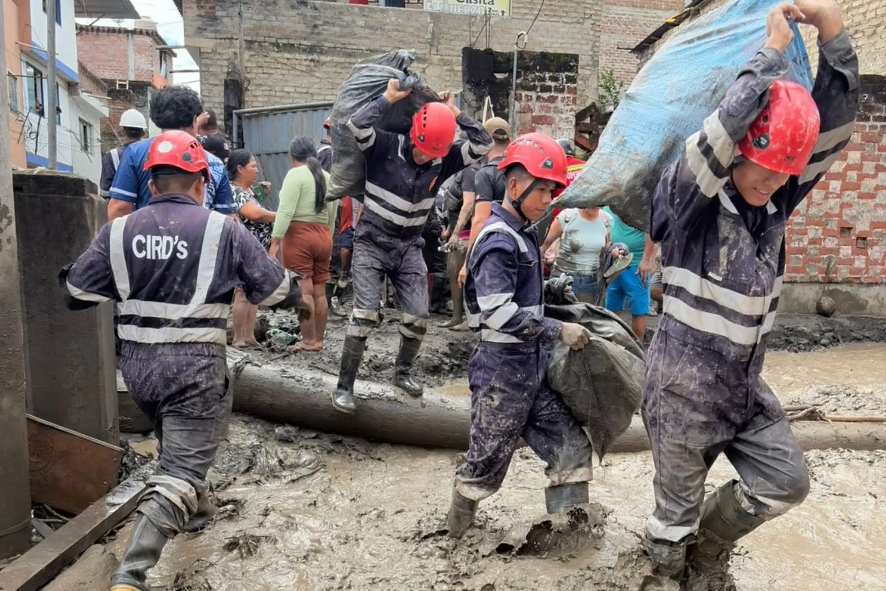 En Ayna, Ayacucho, nuestras Fuerzas Armadas trabajan sin descanso para rescatar, evacuar y ayudar a las familias que hoy lo han perdido casi todo. Foto: ANDINA/Difusión