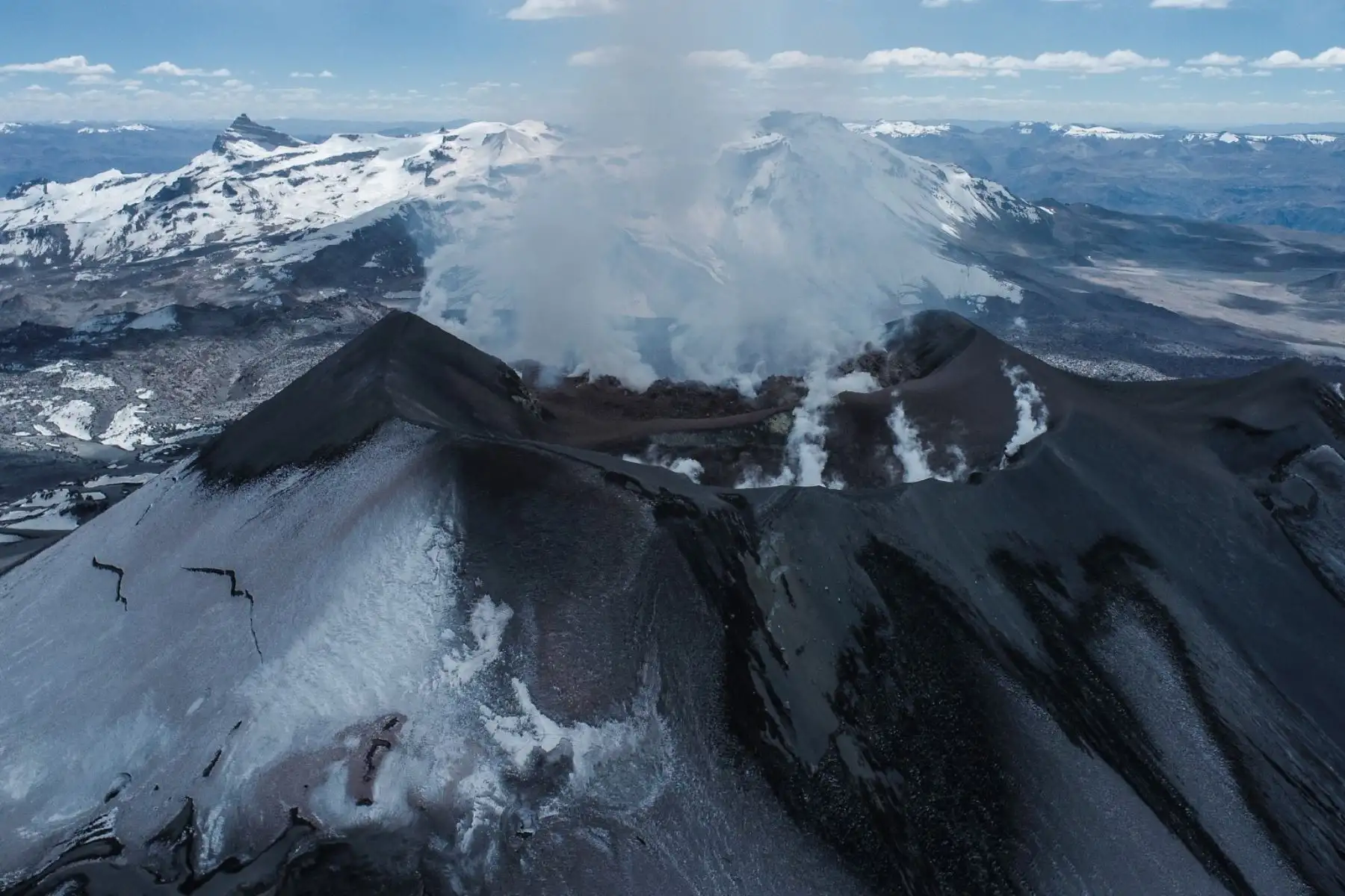 El Sabancaya, ubicado en la provincia de Caylloma, a unos 70 km al noroeste de la ciudad de Arequipa, es uno de los volcanes más activos del Perú. Foto: IGP