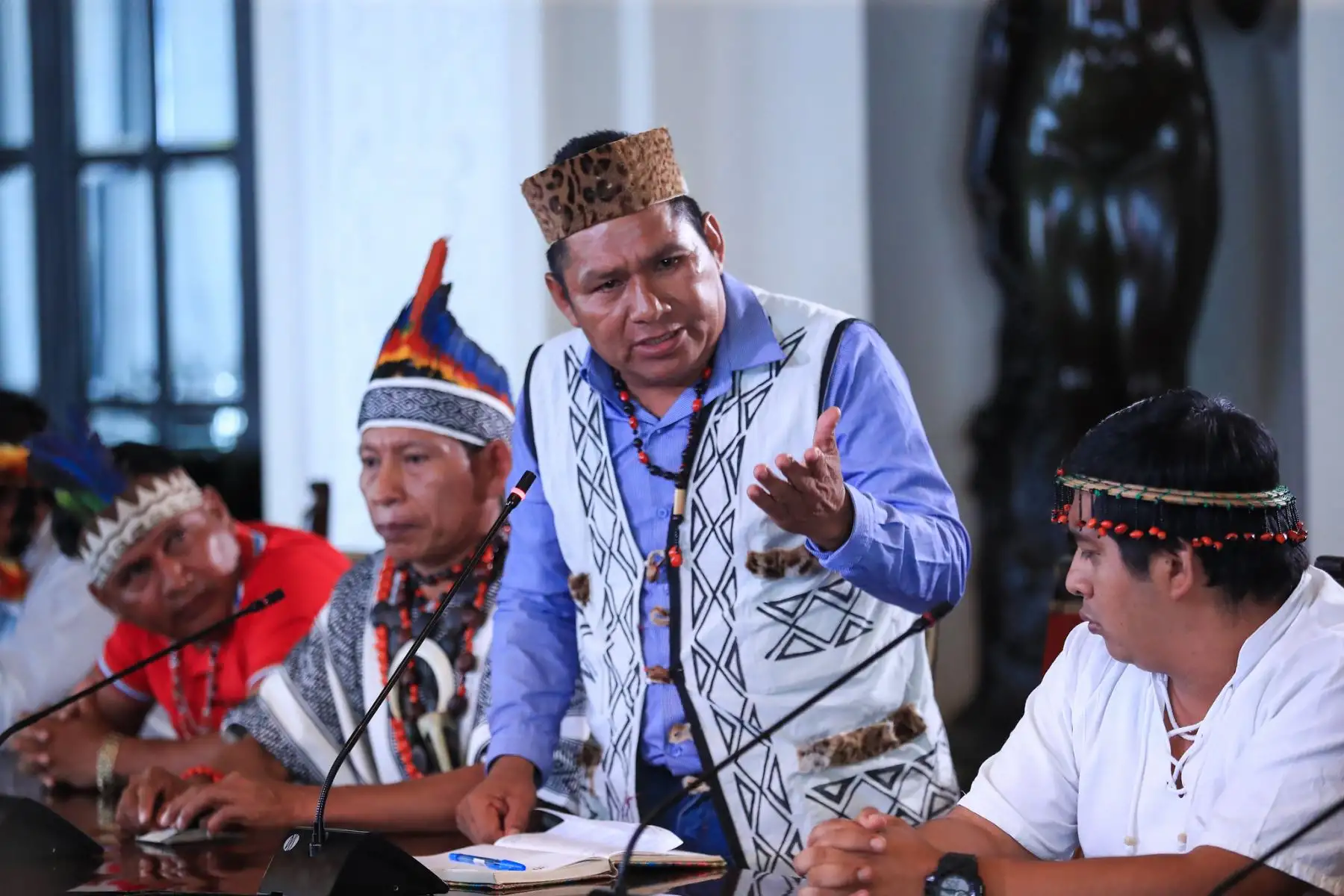 El presidente de la república, José María Balcázar, recibió esta tarde a representantes de la Organización Nacional de la Justicia Especial Indígena (ONAJEPINC) para escuchar sus demandas y articular acciones que permitan atenderlas de manera oportuna.
 Foto: ANDINA/Prensa Presidencia