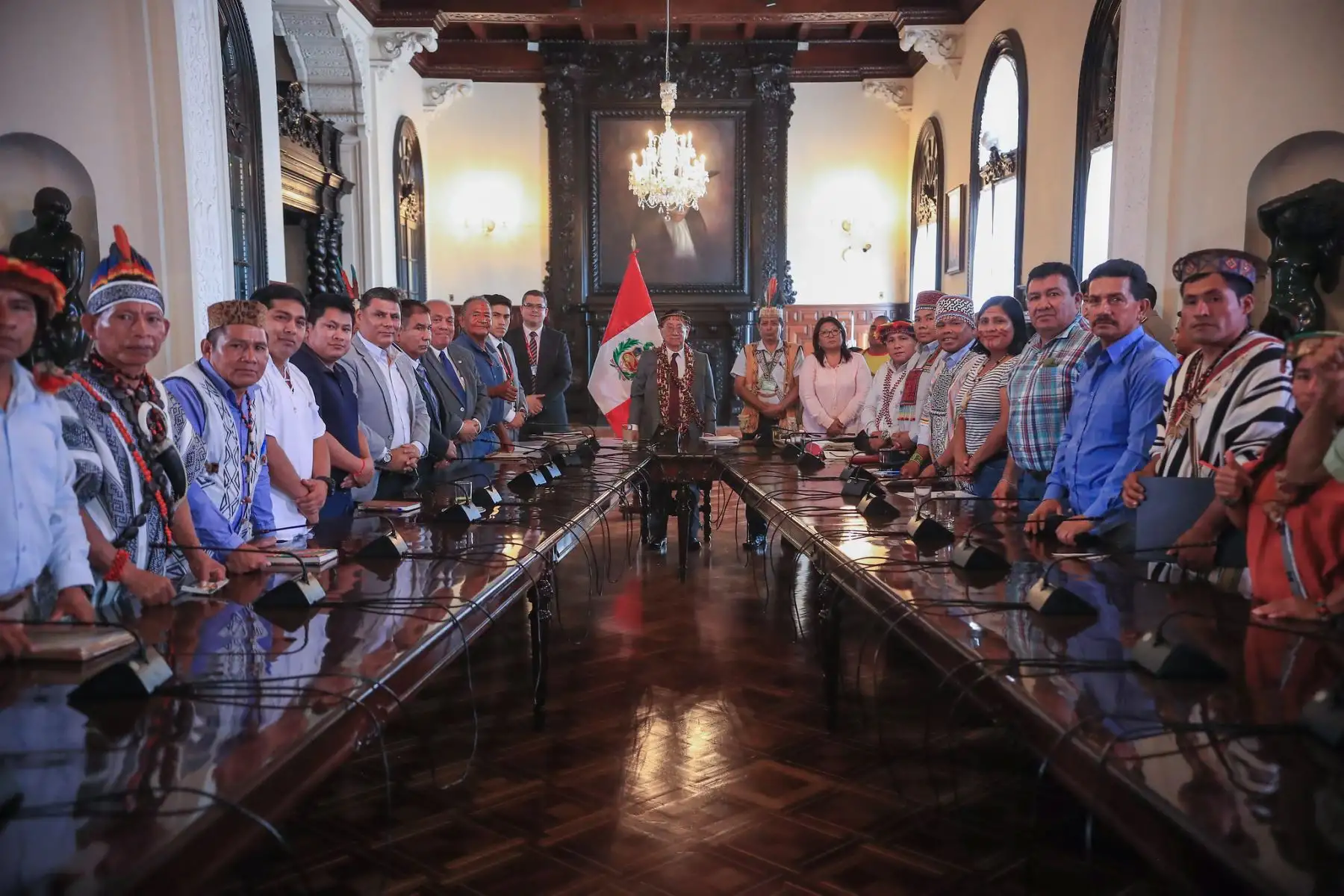 El presidente de la república, José María Balcázar, recibió esta tarde a representantes de la Organización Nacional de la Justicia Especial Indígena (ONAJEPINC) para escuchar sus demandas y articular acciones que permitan atenderlas de manera oportuna.
 Foto: ANDINA/Prensa Presidencia