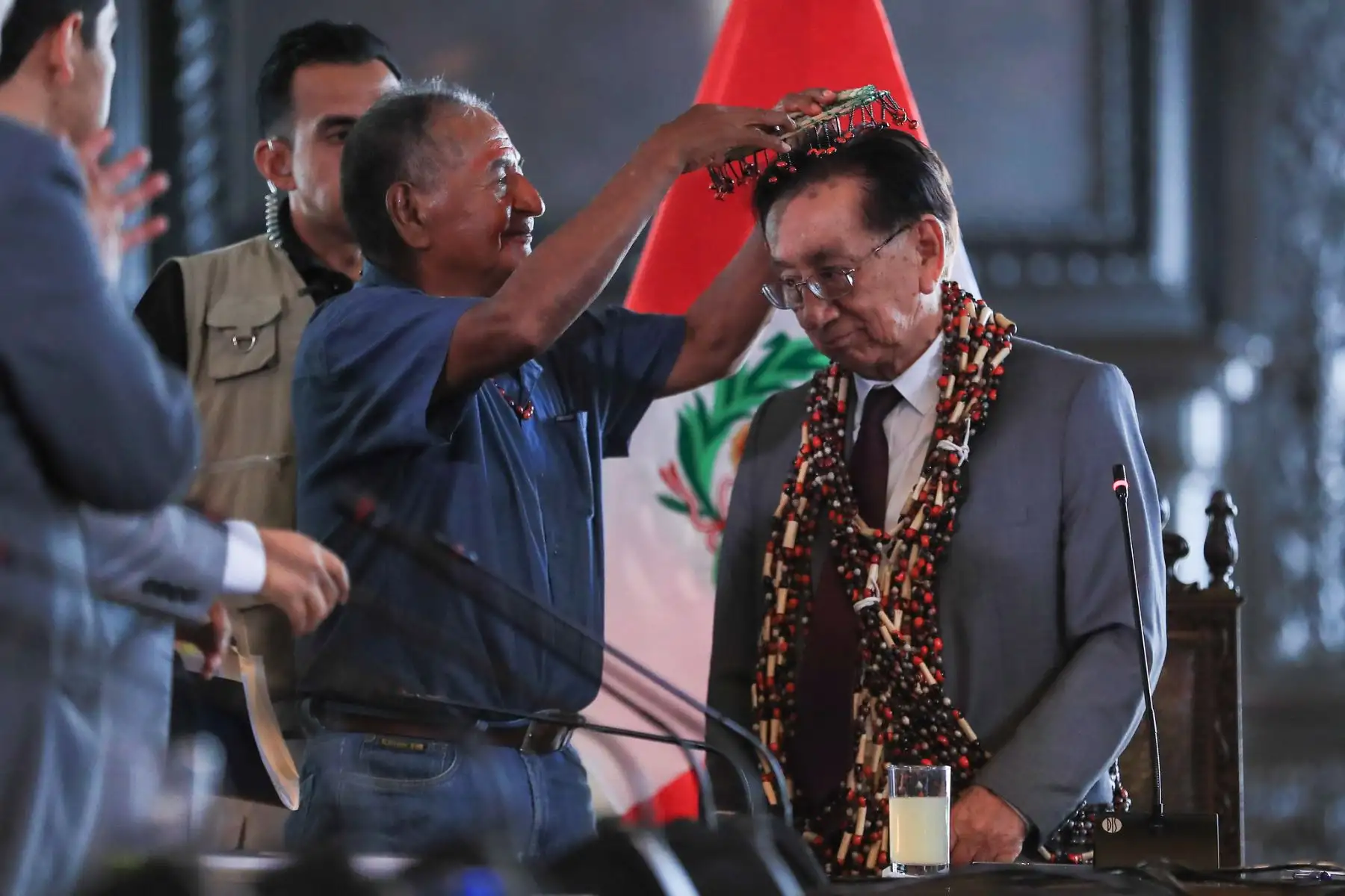 El presidente de la república, José María Balcázar, recibió esta tarde a representantes de la Organización Nacional de la Justicia Especial Indígena (ONAJEPINC) para escuchar sus demandas y articular acciones que permitan atenderlas de manera oportuna.
 Foto: ANDINA/Prensa Presidencia
