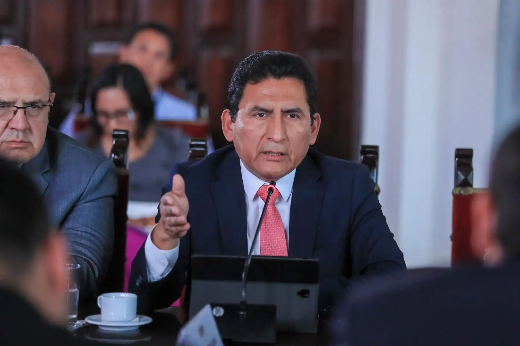 El presidente de la república, José María Balcázar, se reunió con el gobernador regional de Lambayeque, Jorge Pérez, junto a diferentes autoridades de la región, para evaluar el destrabe de proyectos prioritarios que la población necesita, especialmente en sectores clave como educación, salud, entre otros. Foto: ANDINA/Prensa Presidencia