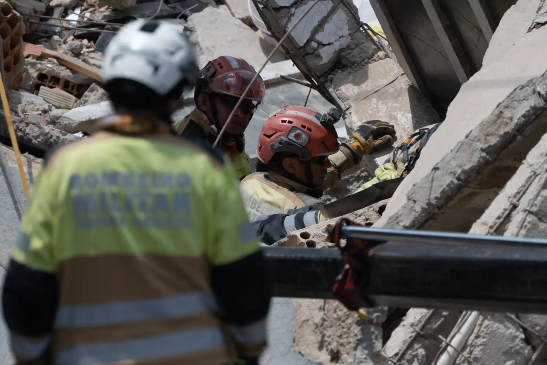 Los bomberos de Minas Gerais trabajan en un asilo de ancianos derrumbado en Belo Horizonte, estado de Minas Gerais, Brasil. Foto: AFP