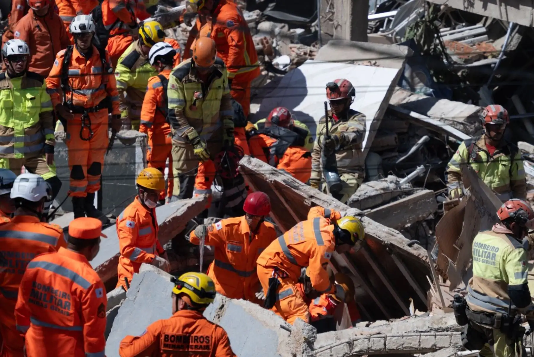 Un derrumbe en un asilo de ancianos en la ciudad de Belo Horizonte, en el sureste de Brasil, dejó al menos dos personas muertas  mientras los bomberos trabajaban para rescatar a otras 10 víctimas de los escombros. AFP