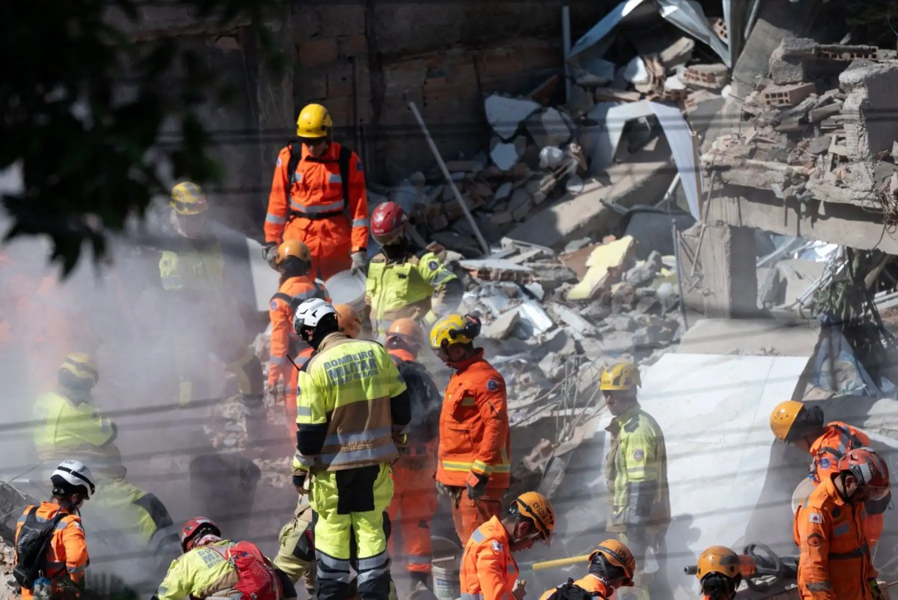 El derrumbe de un asilo de ancianos en Belo Horizonte, sureste de Brasil, dejó al menos cuatro muertos  mientras los bomberos trabajaban para buscar entre los escombros a ocho personas desaparecidas, según el último recuento. AFP