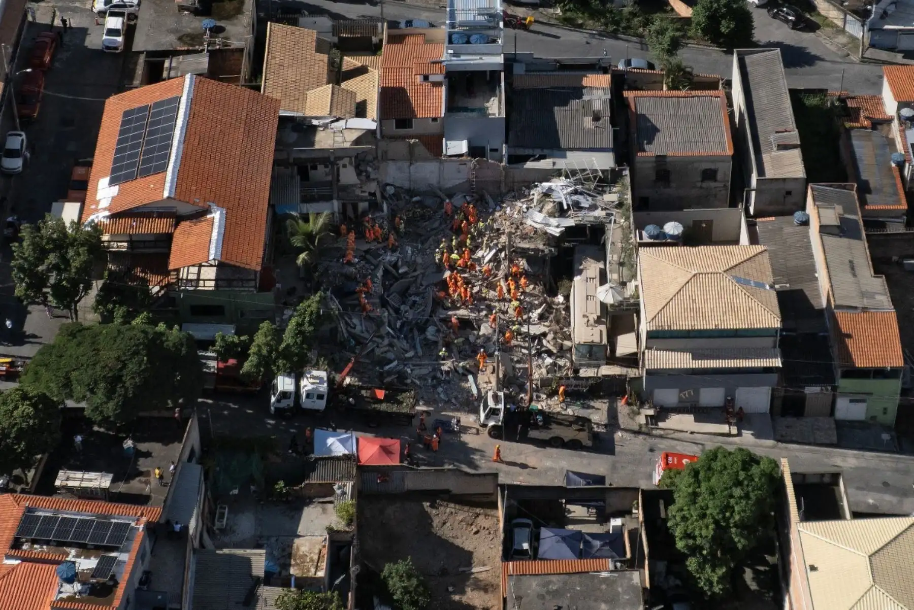 El derrumbe de un asilo de ancianos en la ciudad de Belo Horizonte, en el sureste de Brasil, dejó al menos cuatro personas muertas mientras los bomberos continúan buscando entre los escombros a ocho personas desaparecidas, según los últimos informes. AFP