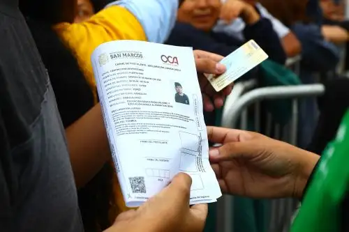 Personal de la Oficina Central de Admisión verifica el ingreso de los postulantes, quienes deben presentar su DNI vigente y el carné de postulante impreso para acceder a las instalaciones. Foto: ANDINA/ Verónica Calderón