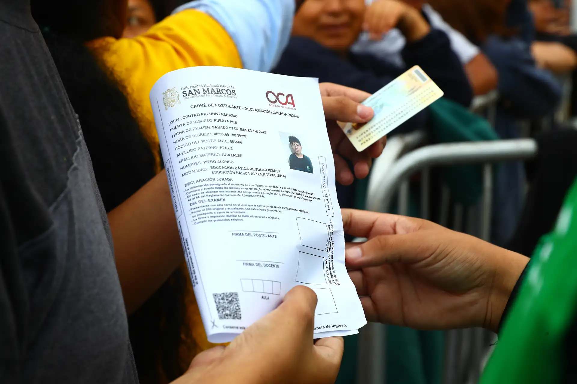 Personal de la Oficina Central de Admisión verifica el ingreso de los postulantes, quienes deben presentar su DNI vigente y el carné de postulante impreso para acceder a las instalaciones. Foto: ANDINA/ Verónica Calderón