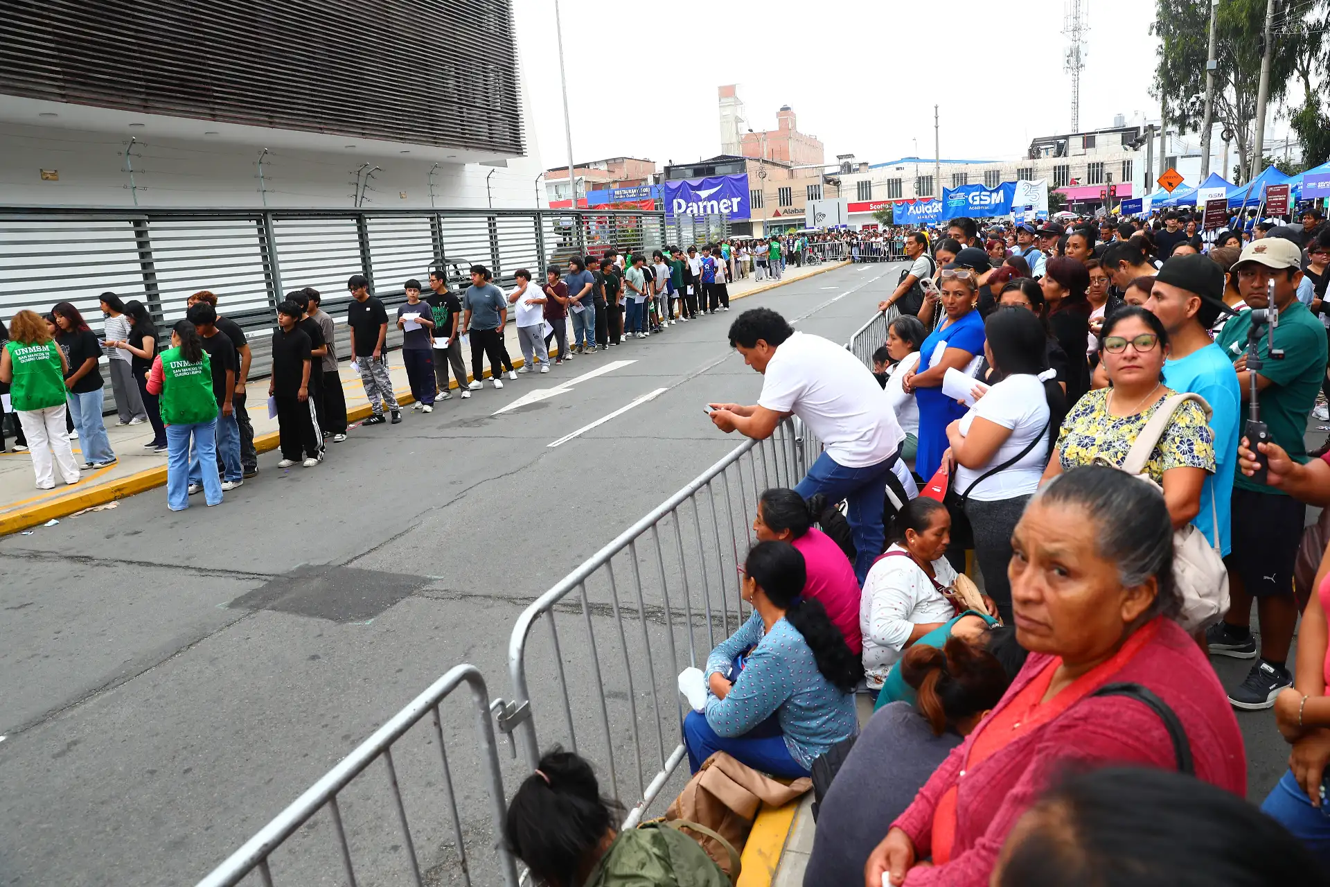 Desde tempranas horas, miles de jóvenes llegan a la Ciudad Universitaria de la Universidad Nacional Mayor de San Marcos para rendir el examen de admisión 2026-II, proceso que se desarrolla bajo estrictas medidas de control. Foto: ANDINA/ Verónica Calderón
