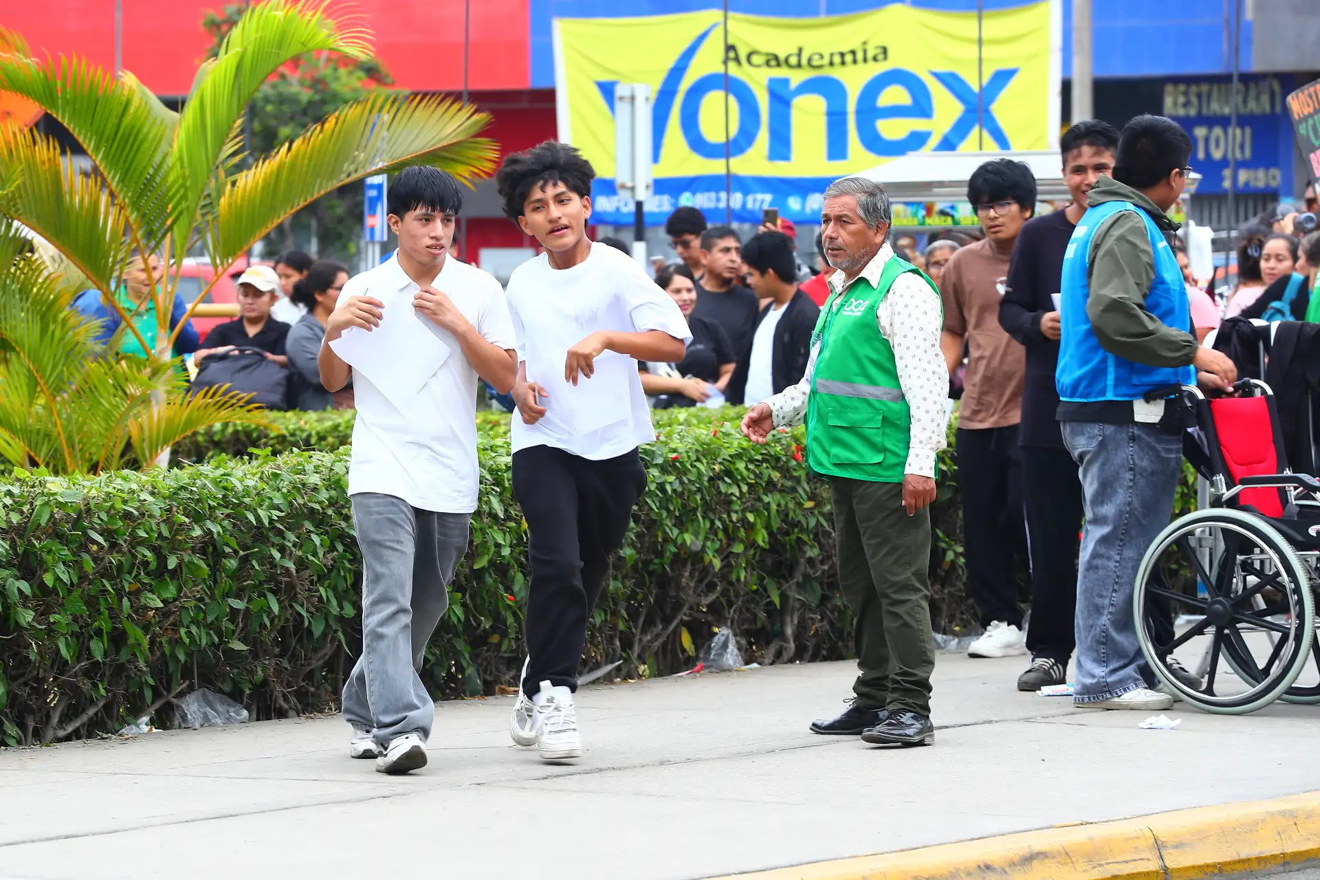 En los accesos a la universidad, los aspirantes pasan por revisiones para asegurar que cumplan con las normas establecidas para el proceso de admisión. Foto: ANDINA/ Verónica Calderón