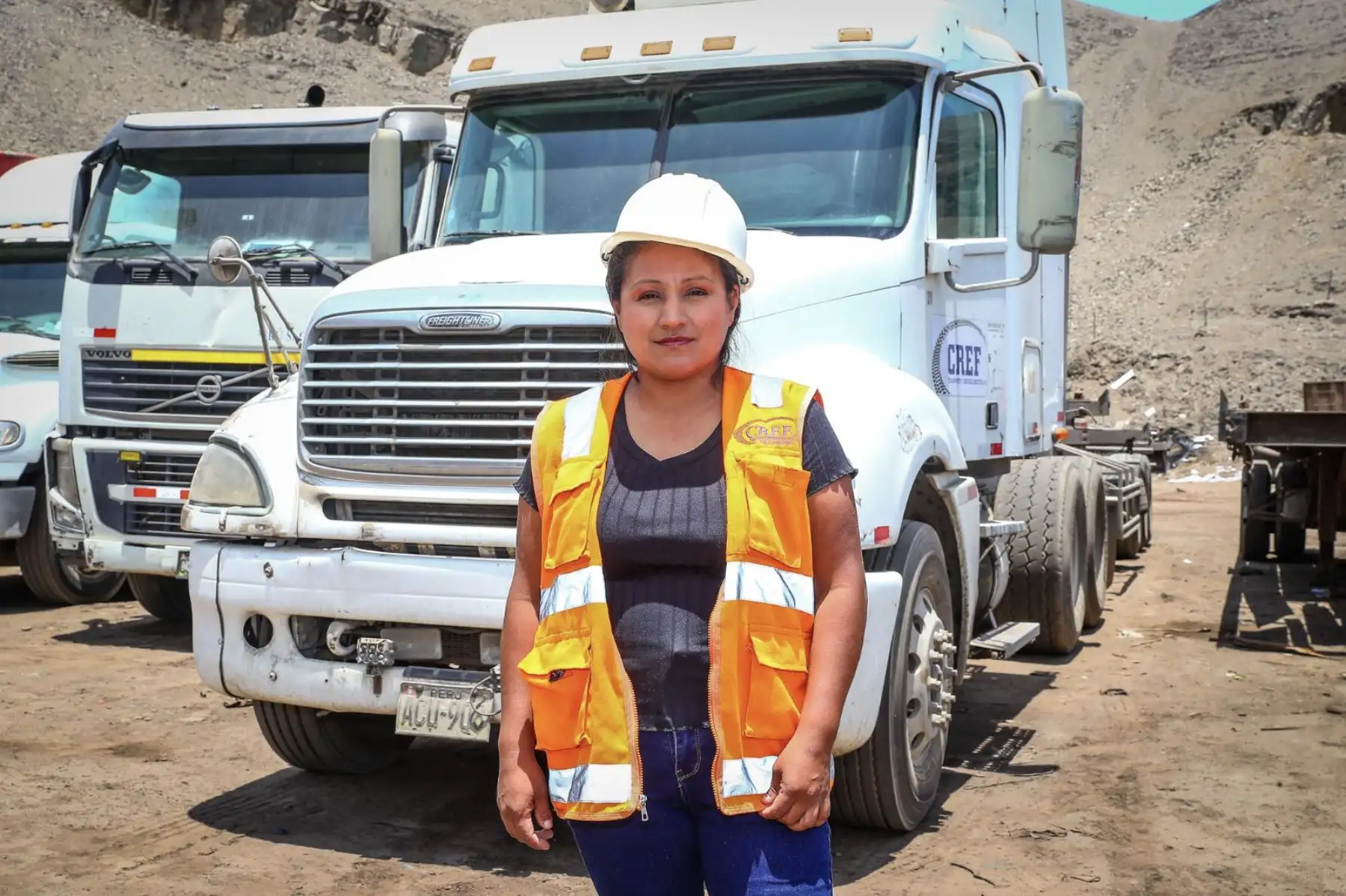 Yossy Rodil Rondinel, de 35 años, conduce camiones de carga pesada trasladando contenedores entre almacenes y el puerto de Lima. Madre de tres hijos, obtuvo la licencia A3C motivada por su interés de manejar vehículos de gran tamaño. Sus jornadas de manejo alcanzan hasta 12 horas. Con temple y carácter, demuestra cómo cada vez más mujeres se abren camino en distintos oficios y profesiones.
Foto: ANDINA/Verónica Calderón Zúñiga