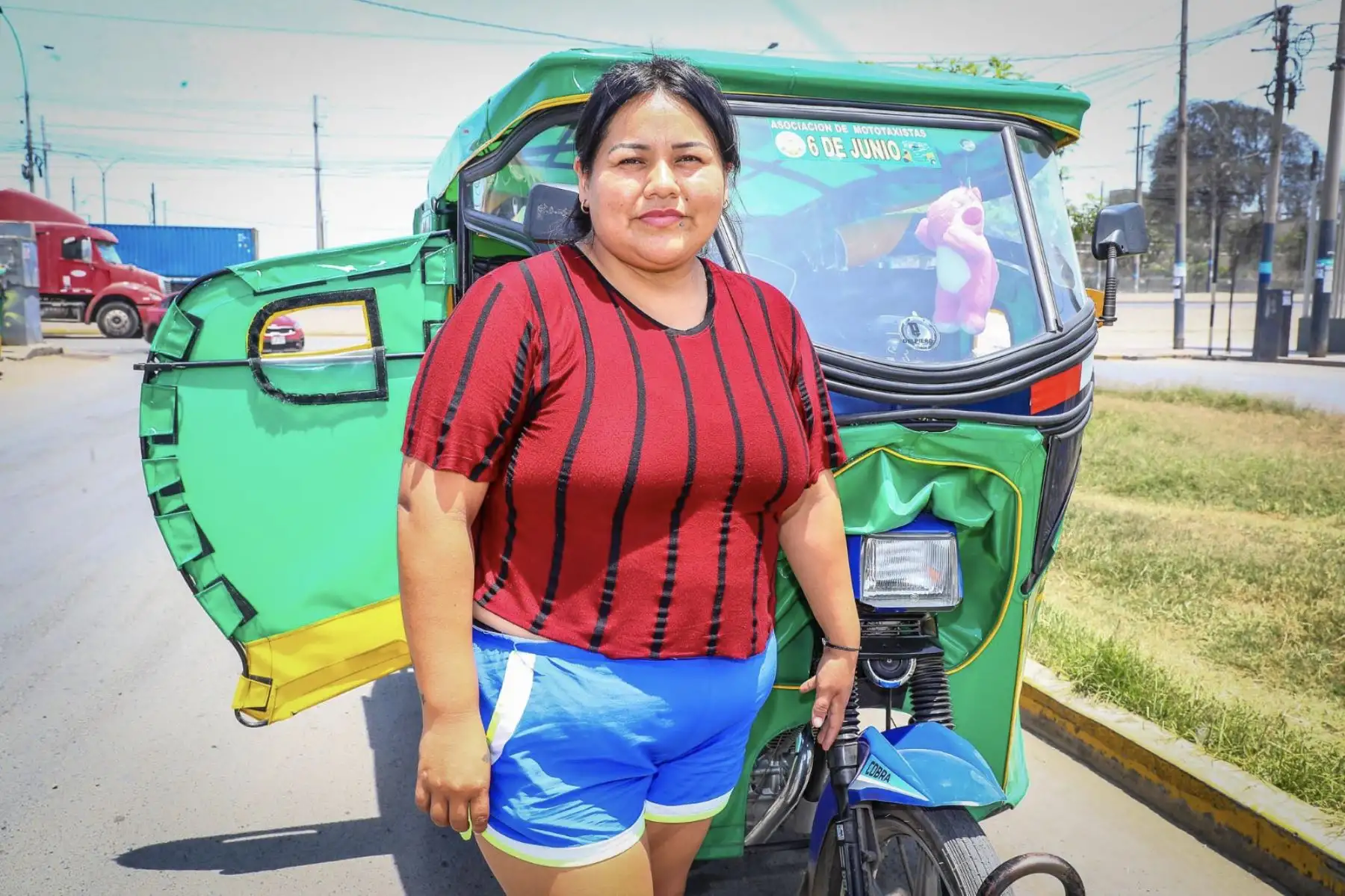 A sus 33 años, Sarita Navarro Camacho conduce un mototaxi desde hace tres años, un trabajo independiente que le permite organizar su tiempo. Soltera y sin hijos, combina sus jornadas al volante con el cuidado de su padre. Con determinación, recorre las calles ofreciendo servicio de transporte y construyendo su propio camino laboral.
Foto: ANDINA/Verónica Calderón Zúñiga