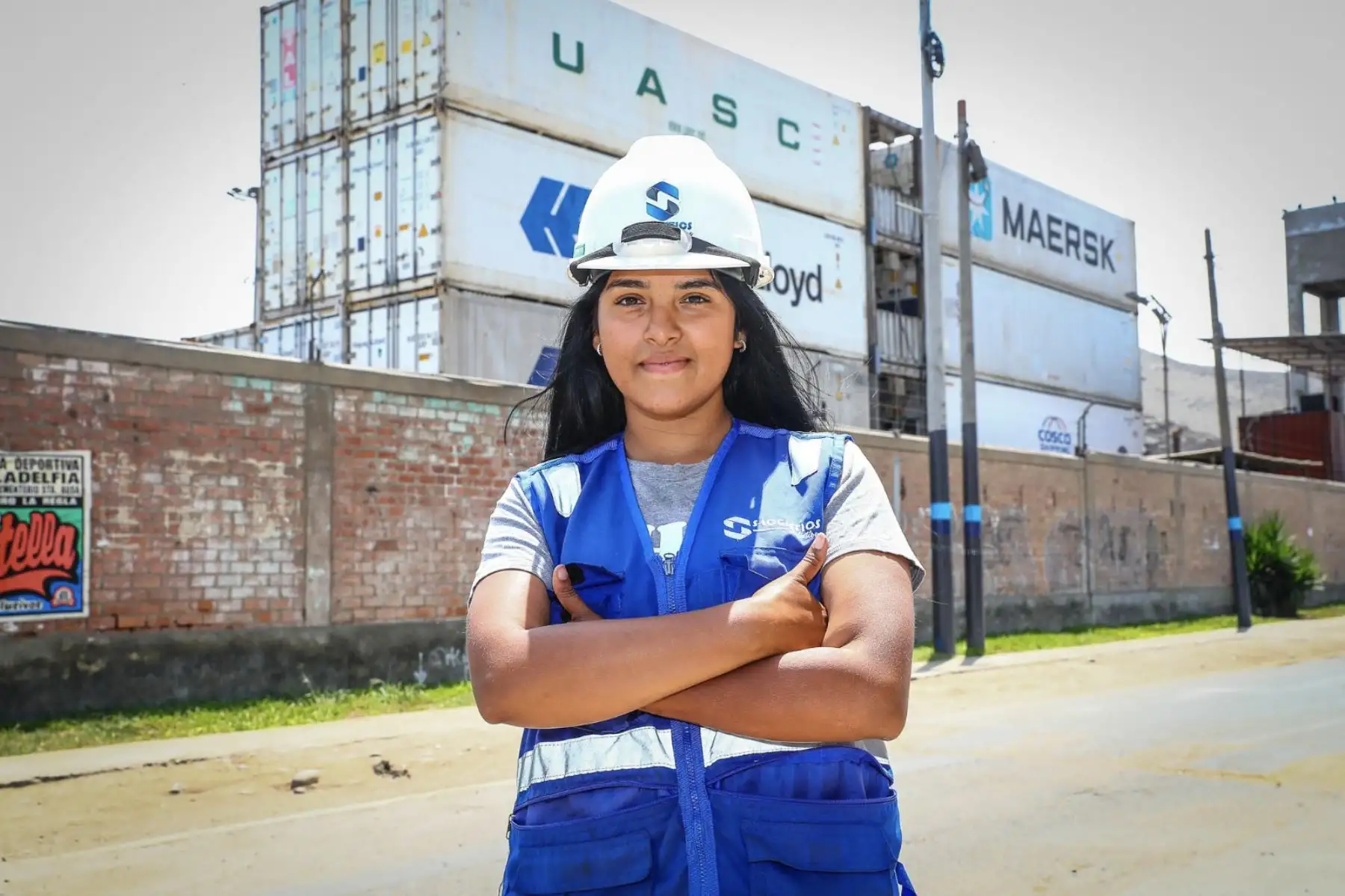 Supervisando operaciones de almacén vinculadas a contenedores de exportación e importación , Ximena Luperdi Quiñones, de 23 años, coordina el trabajo de cuadrillas y se encarga de verificar mercadería dañada y realizar controles de calidad. Desde esta labor contribuye al orden y seguimiento de los productos dentro de la cadena logística.
Foto: ANDINA/Verónica Calderón Zúñiga