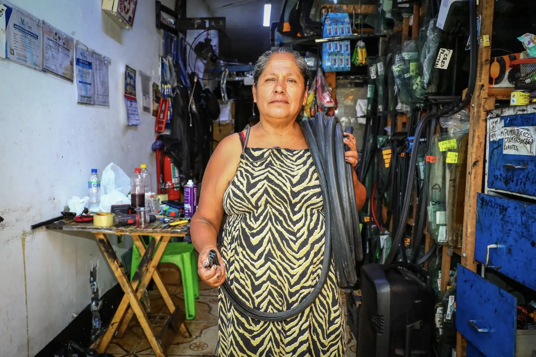 En su propio local, Isabel Montesinos Rojas, de 55 años, se dedica a la instalación de parabrisas y jebe  en distintos vehículos, un servicio que ofrece desde hace cinco años. Madre de seis hijos, aprendió el oficio de su esposo y hoy lo desarrolla con dedicación, manteniéndose activa en el rubro automotriz.
Foto: ANDINA/Verónica Calderón Zúñiga