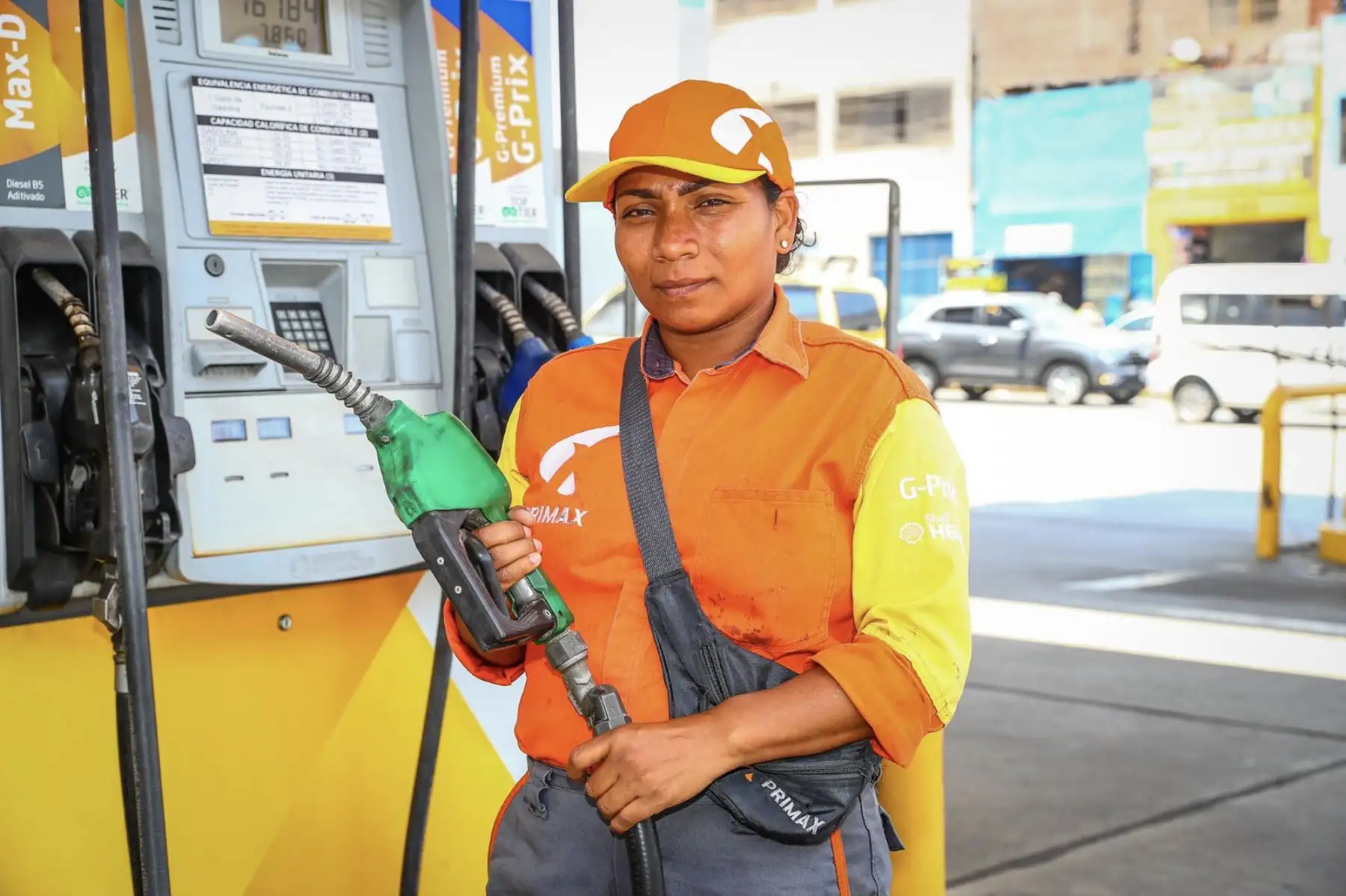 Atendiendo a conductores y suministrando combustible en un grifo, Gloria María Reyes Asin, de 39 años, suma 18 años de experiencia en este trabajo. Madre de un hijo ya mayor de edad, destaca por su disposición para aprender y la actitud con la que asume cada jornada laboral. 
Foto: ANDINA/Verónica Calderón Zúñiga