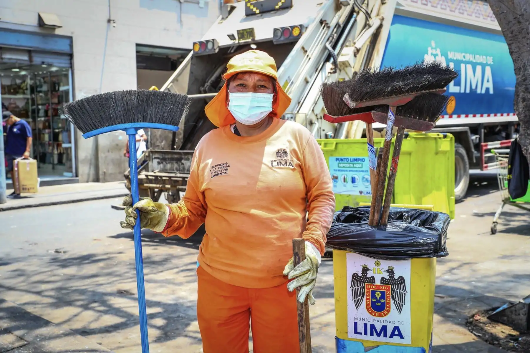 Realizando labores de limpieza pública en la ciudad, Olga Pasaca Mamani, de 55 años, trabaja como obrera municipal. Madre de cinco hijos, señala que gracias a su esfuerzo diario ha podido sacar adelante a su familia y brindar estudios a sus hijos, una tarea que asume con dedicación en cada jornada.
Foto: ANDINA/Verónica Calderón Zúñiga