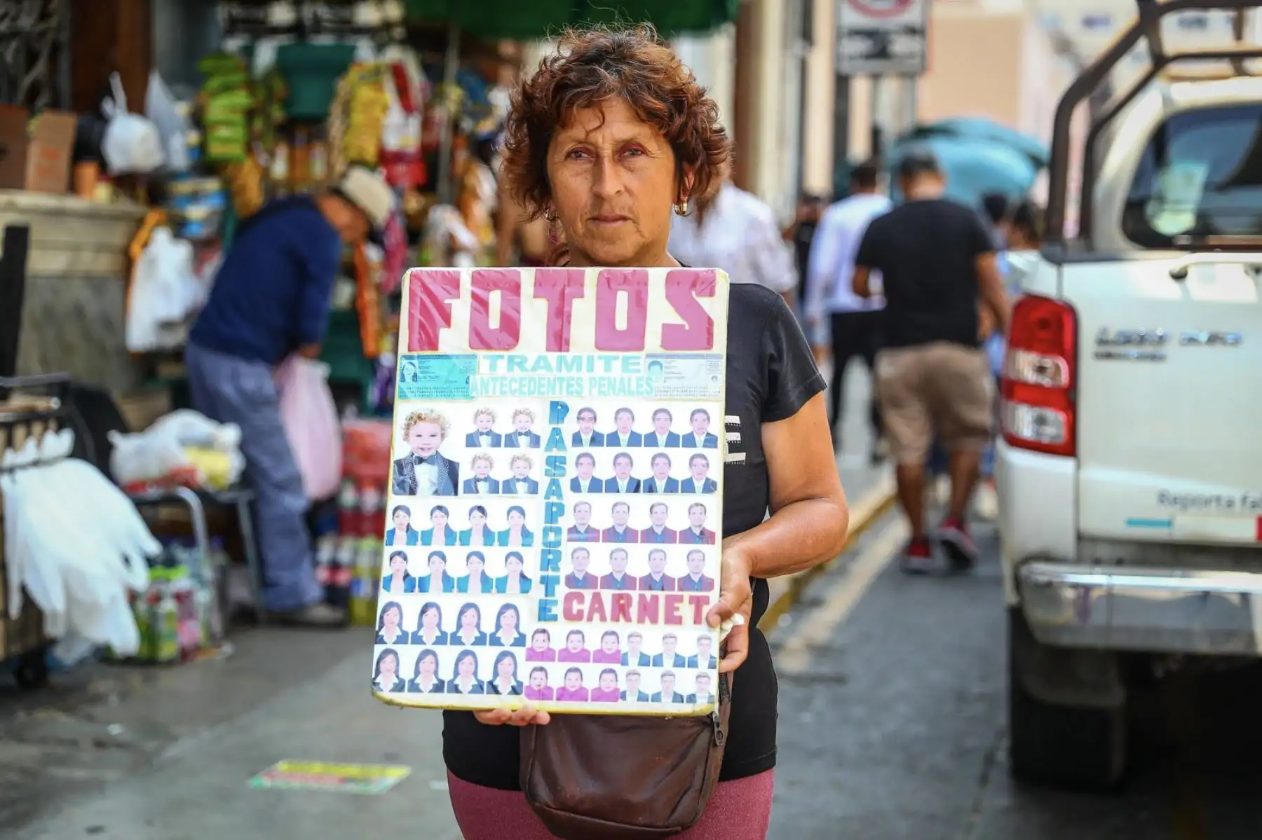 Durante 15 años, Silvia Frías Beteta, de 52 años, trabaja gestionando trámites vinculados a la identificación personal, desde antecedentes policiales hasta fotografías para DNI y partidas de nacimiento. Con este oficio sostiene también a sus padres, una responsabilidad que acompaña con constancia en su jornada diaria.
Foto: ANDINA/Verónica Calderón Zúñiga