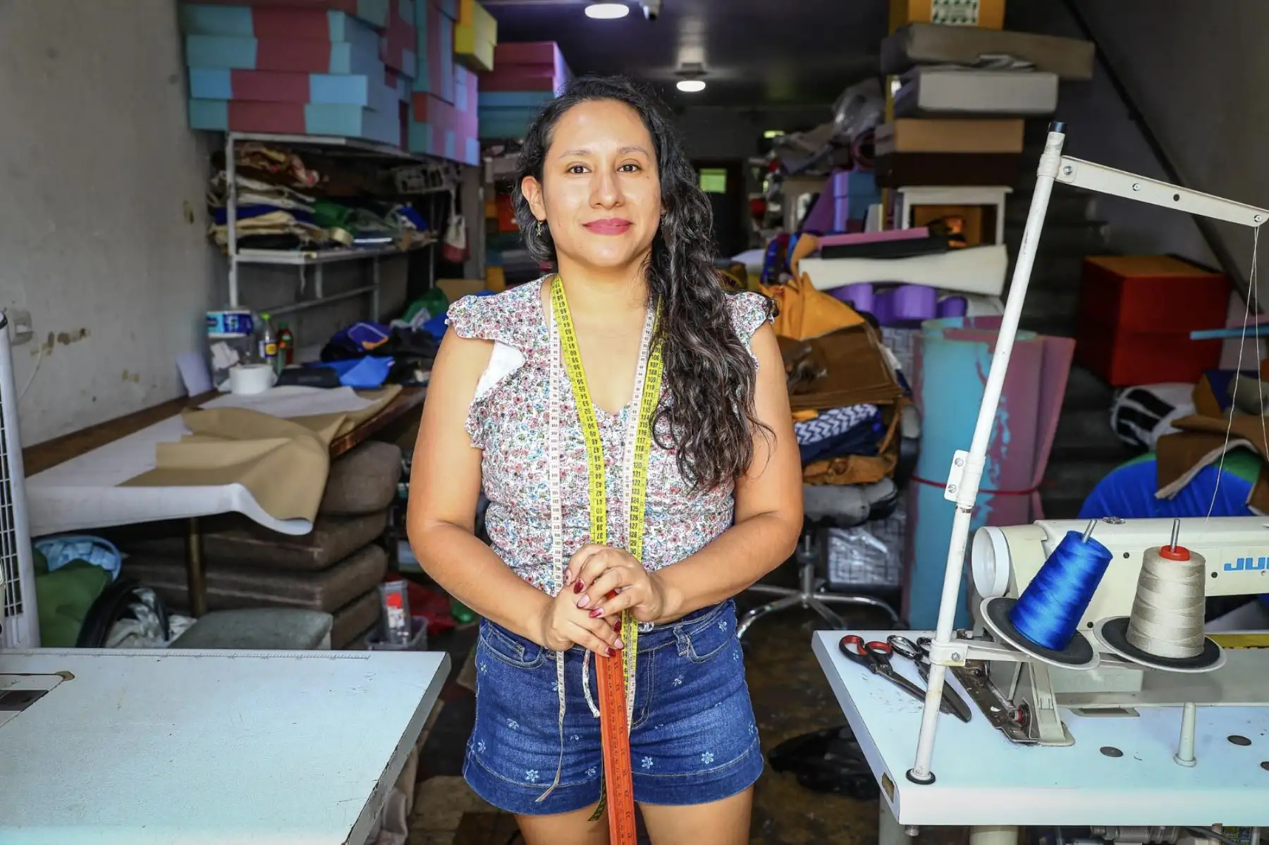 Entre telas, hilos y espuma para tapicería, Elizabeth Martinez elabora muebles de interior y juegos didácticos, un trabajo que desarrolla en el rubro de la costura y la tapicería. Madre de un niño de 5 años, combina su oficio con la crianza, dedicando paciencia y creatividad a cada pieza que produce. 
Foto: ANDINA/Verónica Calderón Zúñiga