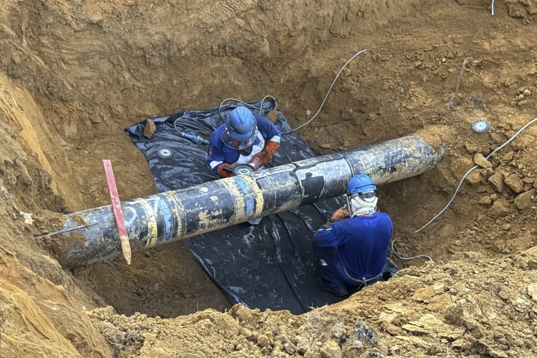 La presidenta del Consejo de Ministros, Denisse Miralles, ratificó el compromiso del Gobierno de priorizar el restablecimiento del servicio de gas natural, tras la rotura de la tubería en el KP43, ubicado en el distrito de Megantoni, región Cusco, a donde llegó esta mañana con una comitiva del Ejecutivo. Foto: PCM