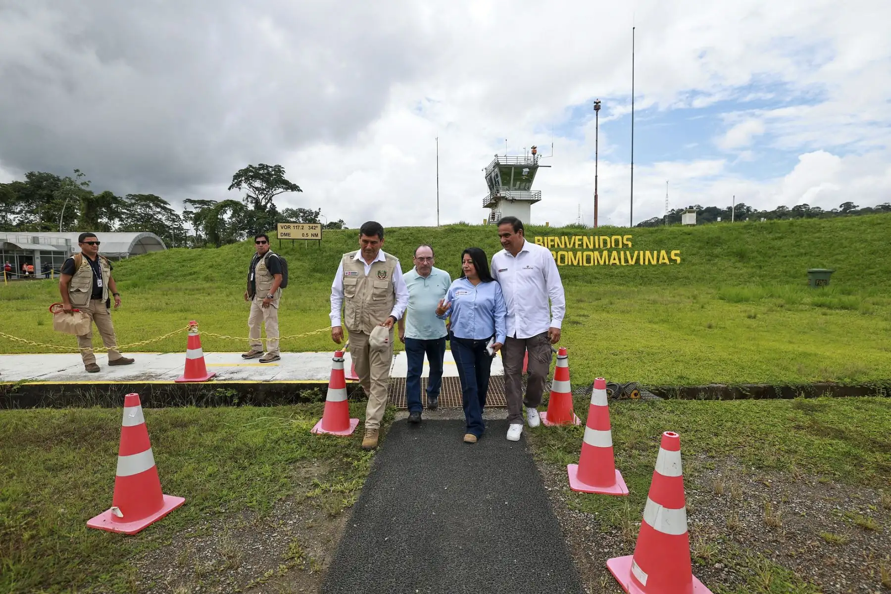 La presidenta del Consejo de Ministros, Denisse Miralles, ratificó el compromiso del Gobierno de priorizar el restablecimiento del servicio de gas natural, tras la rotura de la tubería en el KP43, ubicado en el distrito de Megantoni, región Cusco, a donde llegó esta mañana con una comitiva del Ejecutivo. Foto: PCM