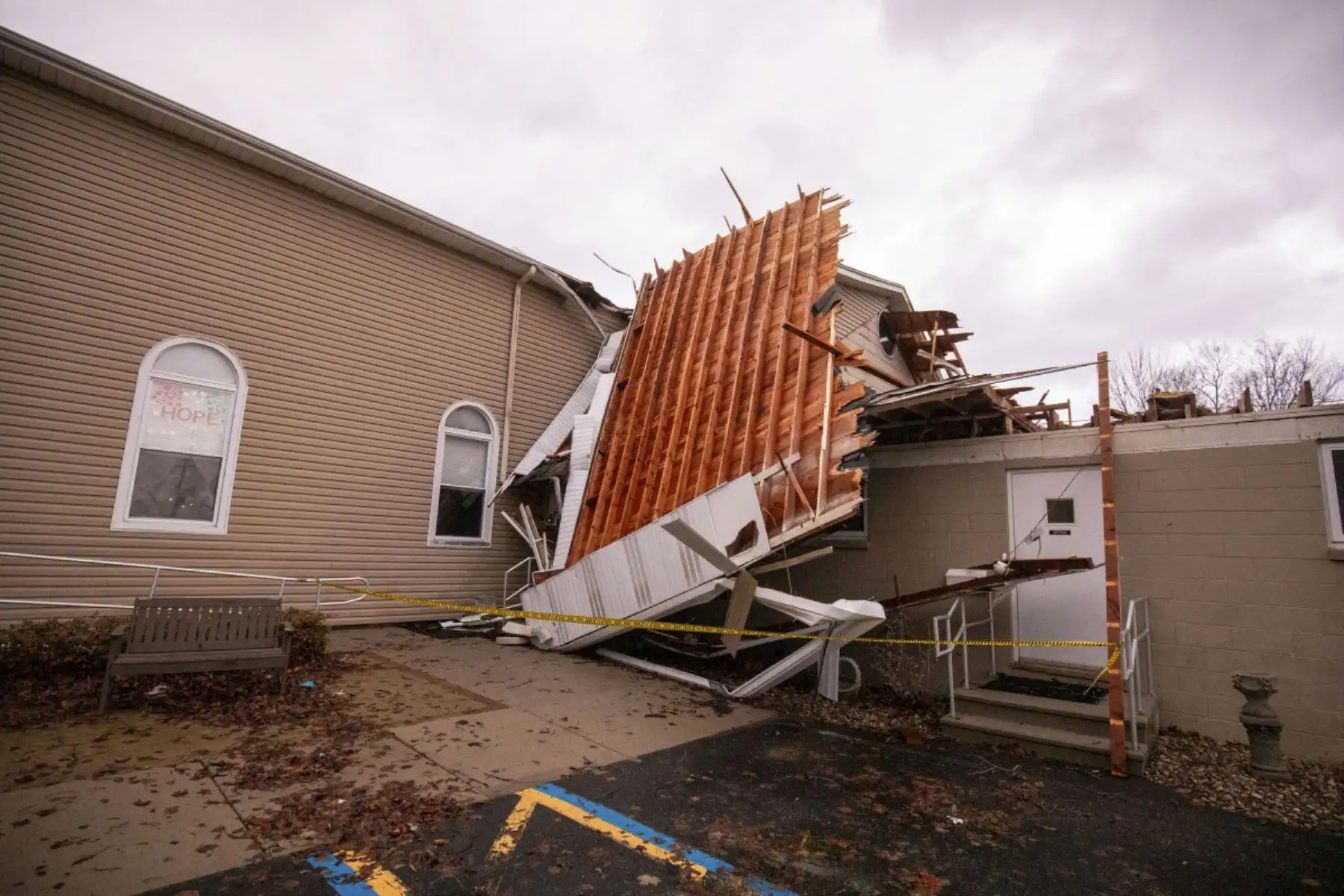 La Primera Iglesia Congregacional queda muy dañada después de un tornado que golpeó varias ciudades en el suroeste rural de Michigan el 7 de marzo de 2026 en Union City, Michigan. Varias personas murieron y alrededor de una docena más resultaron heridas por la tormenta en Union City. Foto: AFP