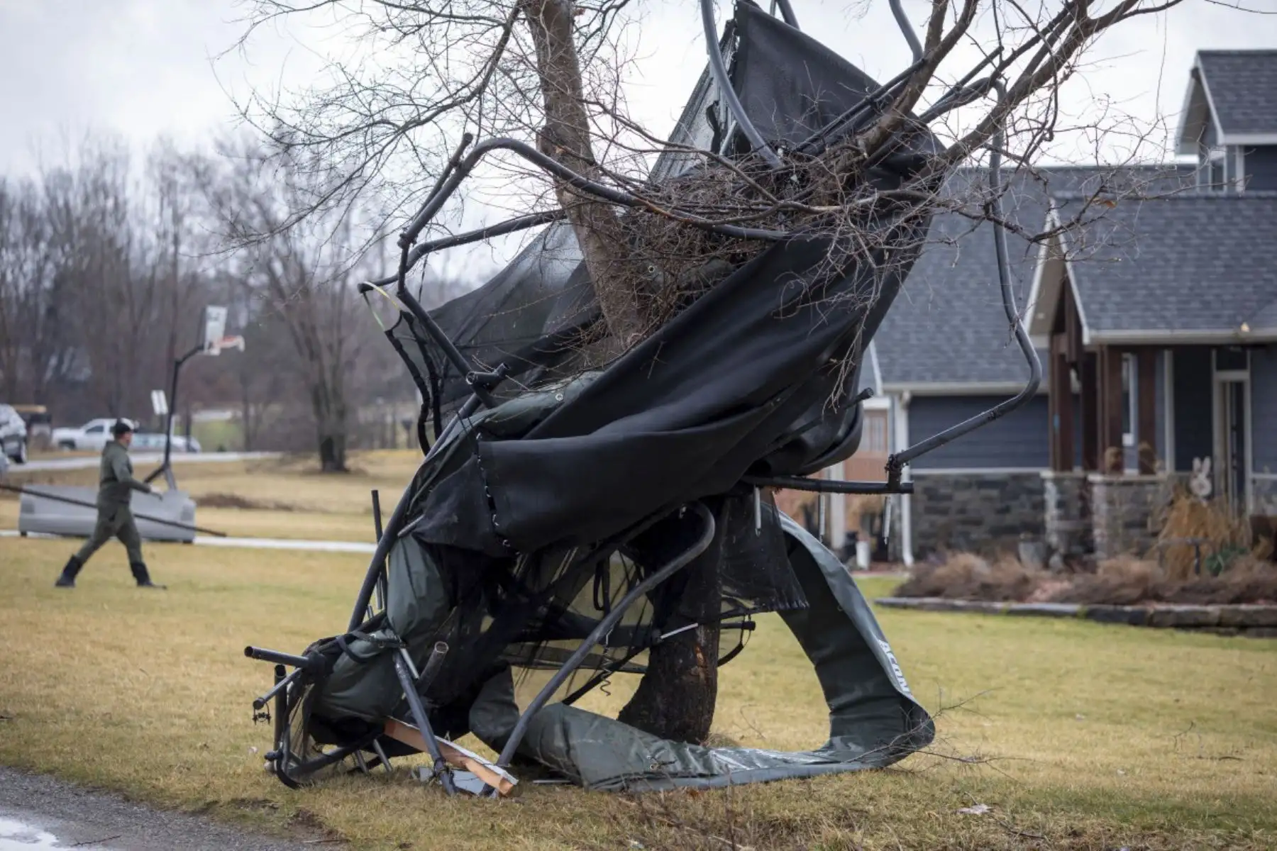 Los escombros están envueltos alrededor de un árbol después de un tornado que golpeó varias ciudades en el suroeste rural de Michigan el 7 de marzo de 2026 en Union City, Michigan. Varias personas murieron y alrededor de una docena más resultaron heridas por la tormenta en Union City. Foto: AFP